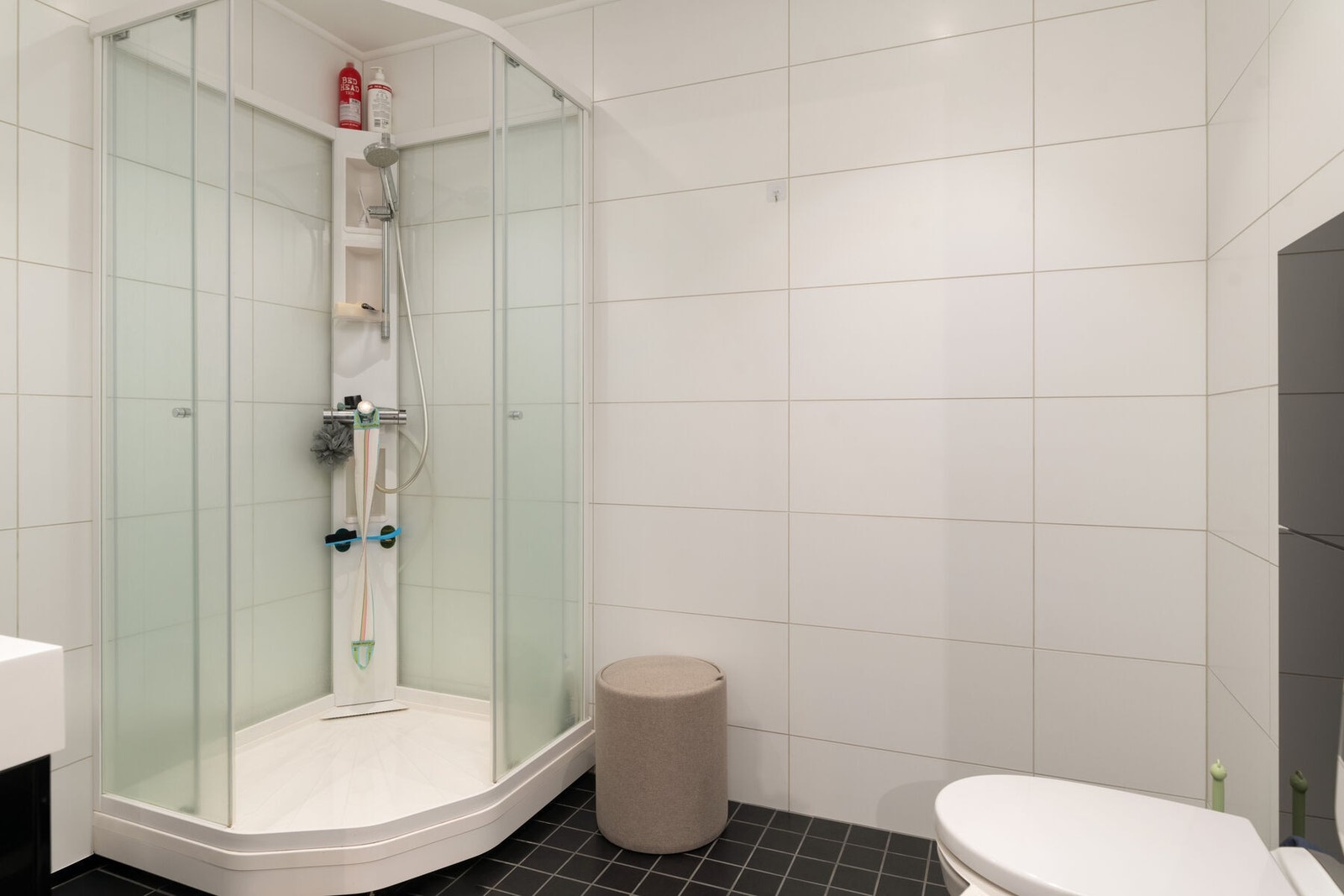 Badet har våtromspanel på veggene, flislagt gulv med varmekabler og himlingsplater med spotbelysning. Galleribilde