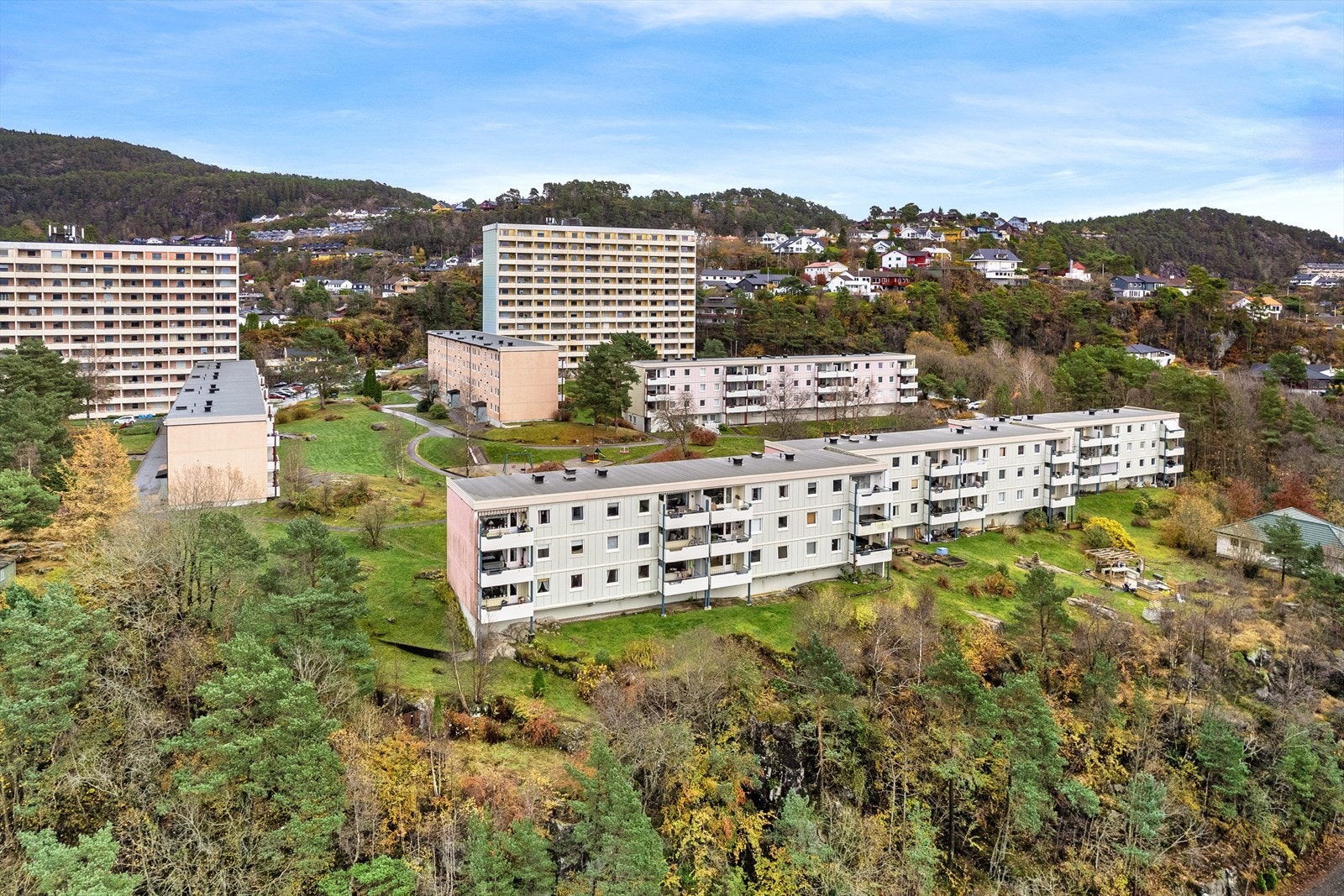 Smiberget Borettslag er en av Bergens største borettslag og består av lav og høyblokker like ved Ortuvannet i Fyllingsdalen Galleribilde