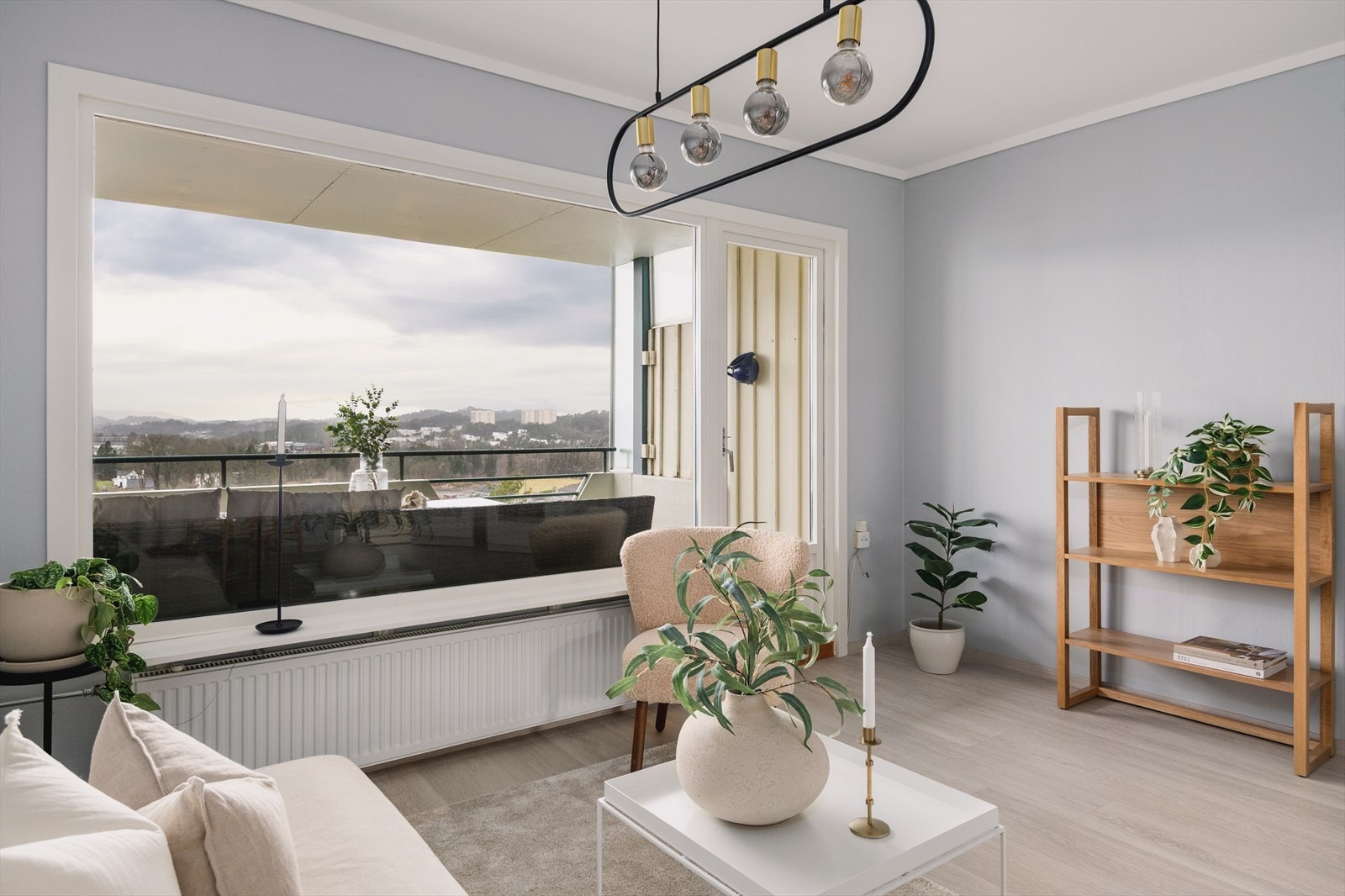 Fra stuen har man en flott utsikt over nærområdet, og det er direkte utgang til en vestvendt balkong på hele 10 kvm. Galleribilde