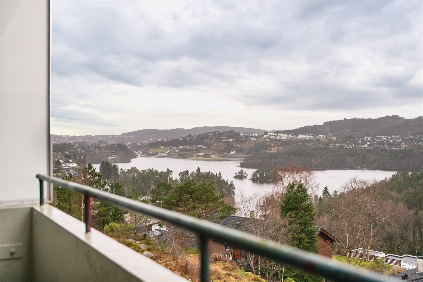 Leiligheten har en fin beliggenhet i borettslaget, med lite innsyn og fin utsikt! Galleribilde