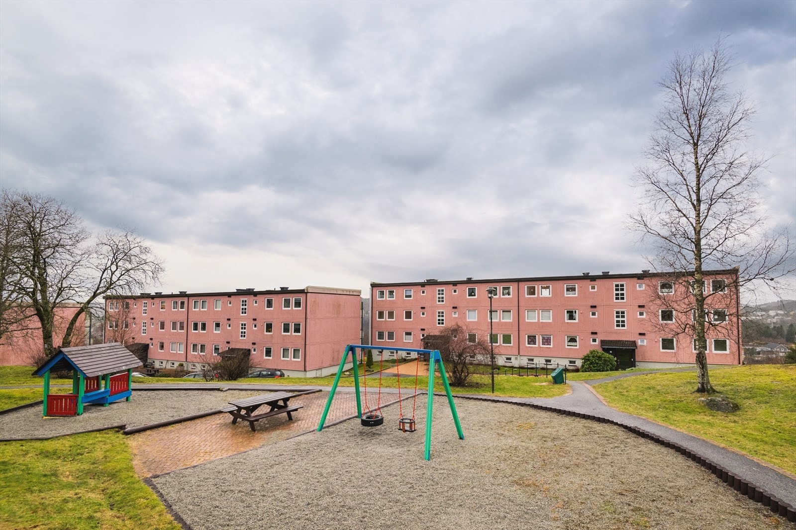 Leiligheten ligger i et attraktivt og sentralt område i Fyllingsdalen, perfekt for både barnefamilier, unge voksne og eldre som ønsker nærhet til servicefasiliteter, kollektivtransport og flotte turområder. Galleribilde