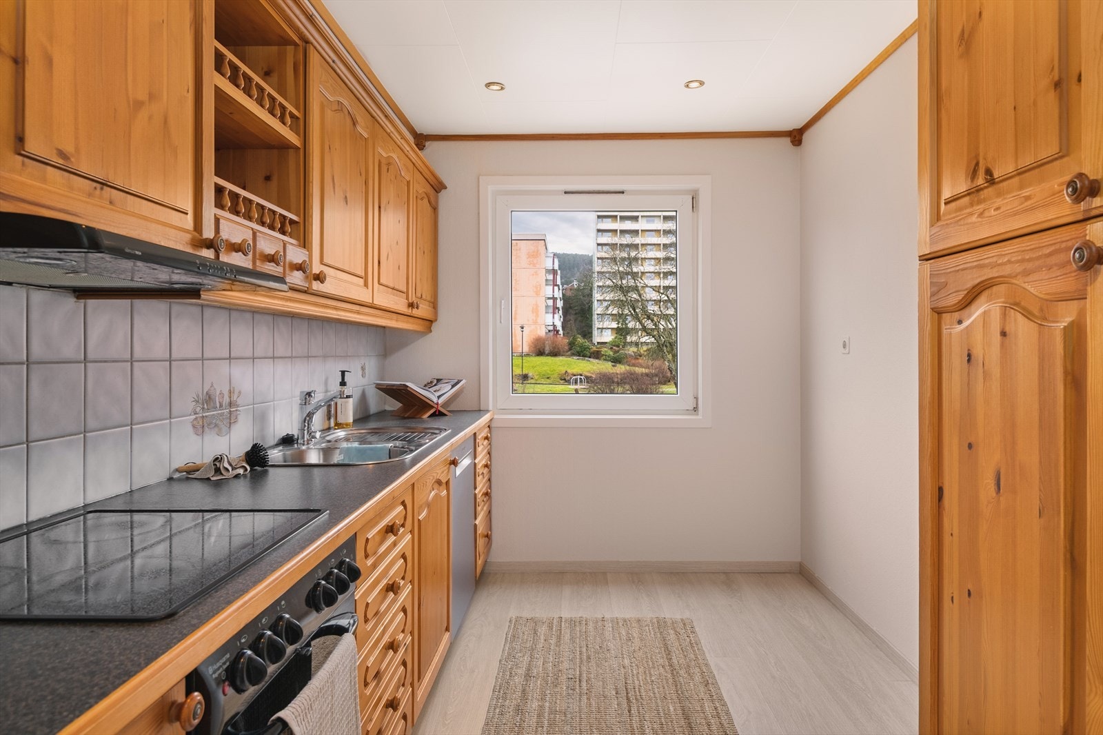 Leiligheten har et eldre, men funksjonelt kjøkken med klassisk innredning i heltre profilerte furufronter og en slitesterk laminat benkeplate. Galleribilde