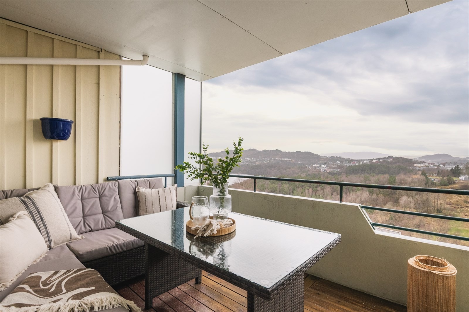 Balkongen har takoverbygg og byr på gode solforhold, perfekt for å nyte varme sommerdager eller rolige kvelder. Galleribilde