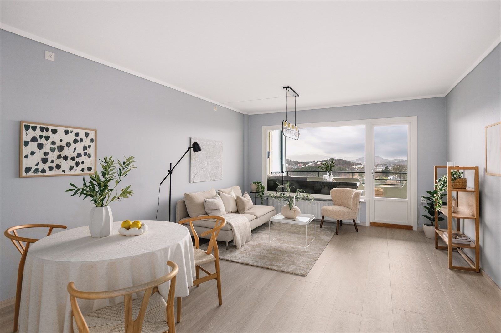 Leiligheten har en stor og romslig stue som gir gode muligheter for ulike møbleringsløsninger. Galleribilde