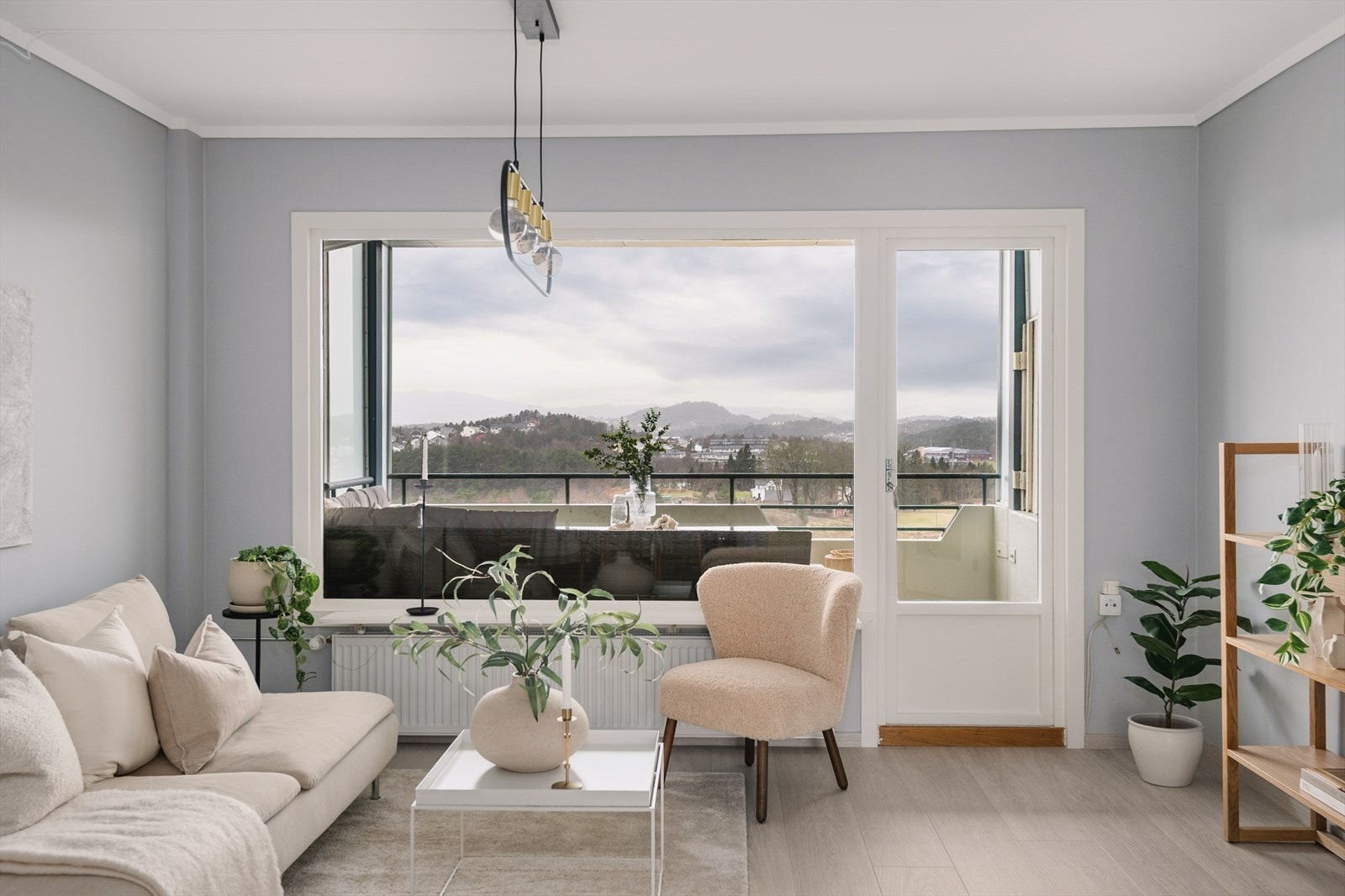 Store vindusflater sørger for godt lysinnslipp, noe som skaper en lys og luftig atmosfære. Galleribilde