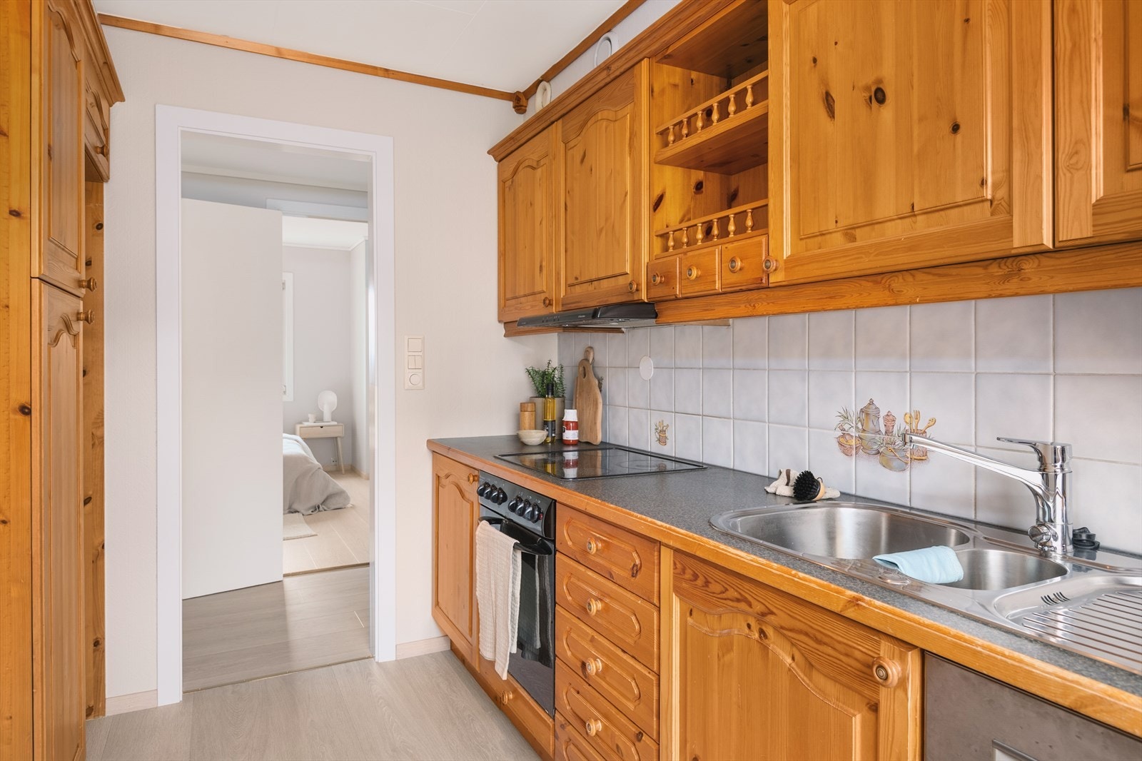 Rommet har godt med både skap- og benkeplass, noe som gir gode oppbevarings- og arbeidsmuligheter for matlaging. Galleribilde