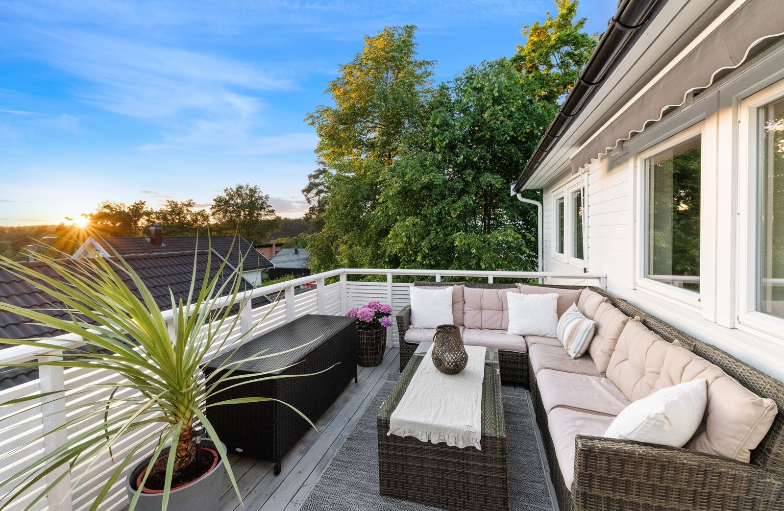 Svært innbydende terrasse med gode solforhold. Galleribilde