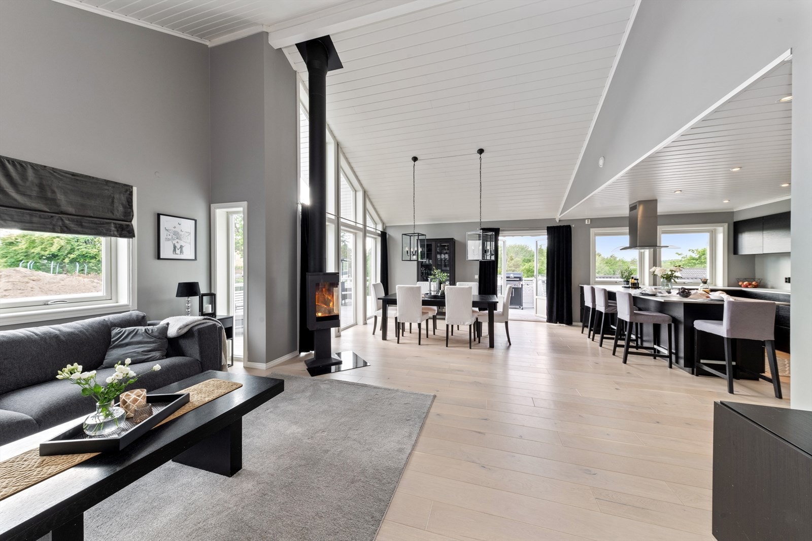 Vedovnen er et naturlig midtpunkt mellom stuen og spisestuen. Galleribilde