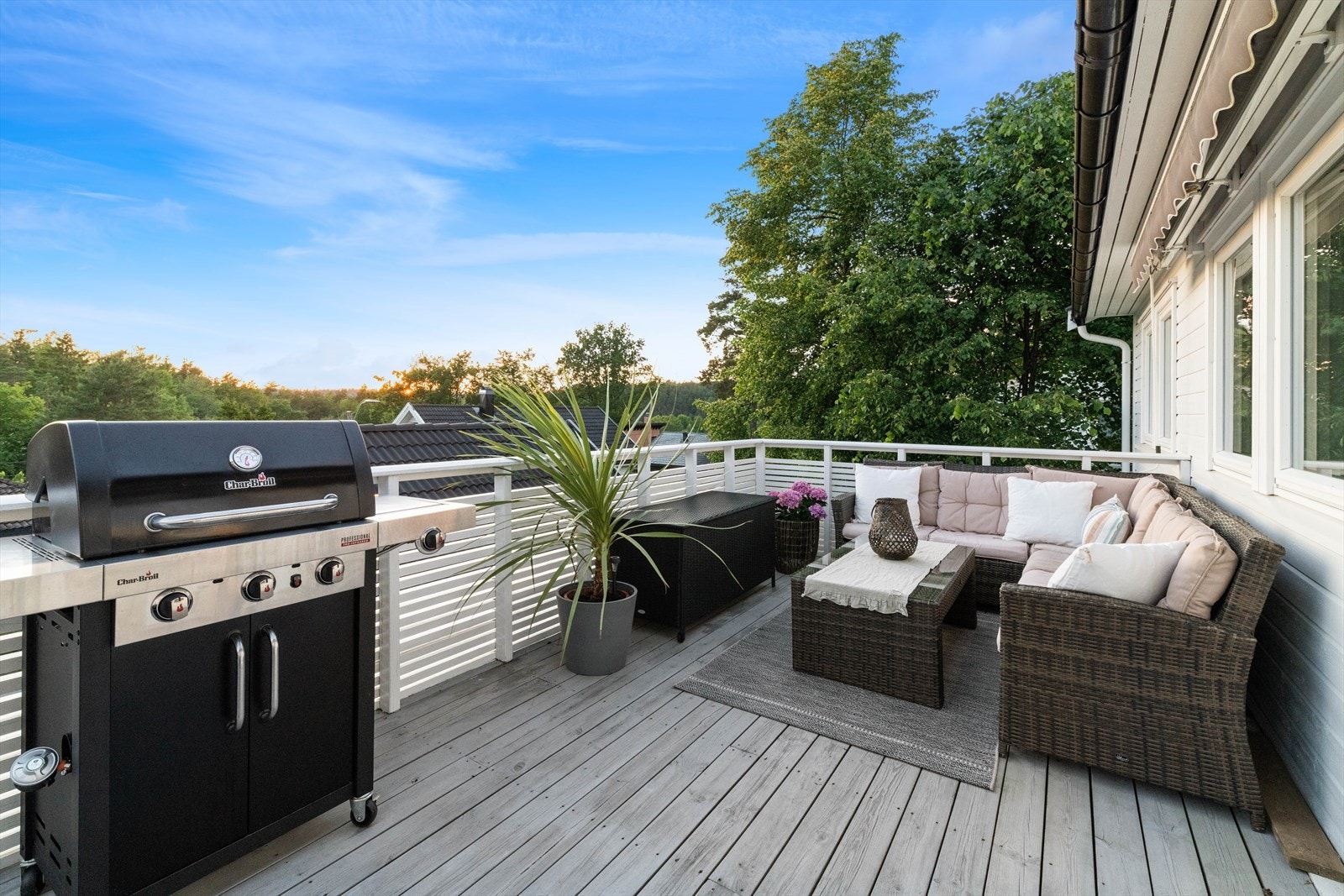 På uteområdene kan du nyte solen hele dagen. Midtsommers har man kveldssol til kl. 22 på en av terrassene. Galleribilde