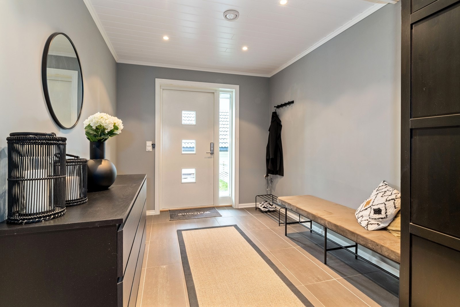 Innbydende entré/hall ønsker deg velkommen inn! Galleribilde