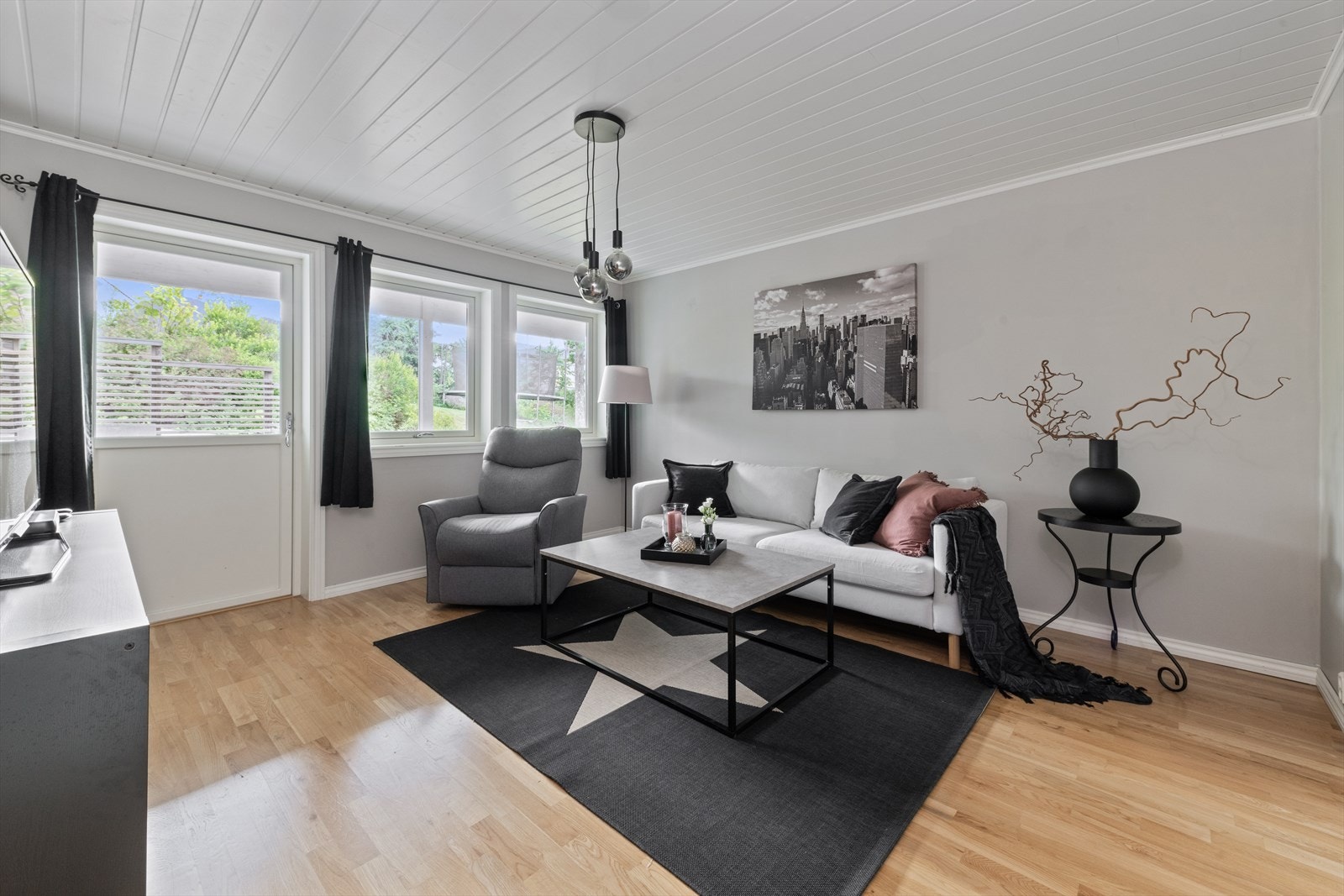 TV-stue i 1. etasje som også kan benyttes som soverom ved behov. Det informeres om at overflatene/veggene er malt siden bildet er tatt. Galleribilde