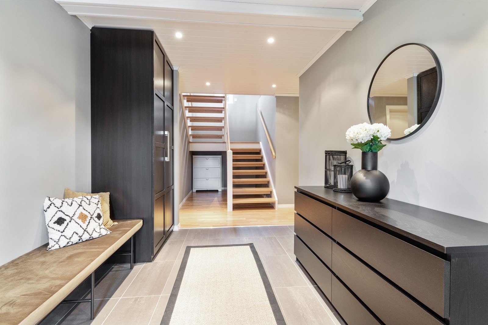 Her er det godt med garderobe og oppbevaring. Galleribilde