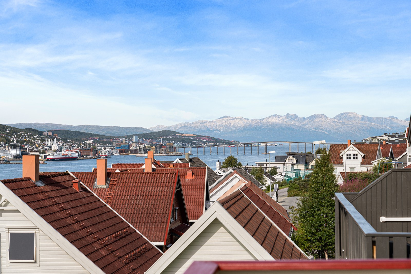 Her ser man sjø og fjell mot både nord, vest og sør!