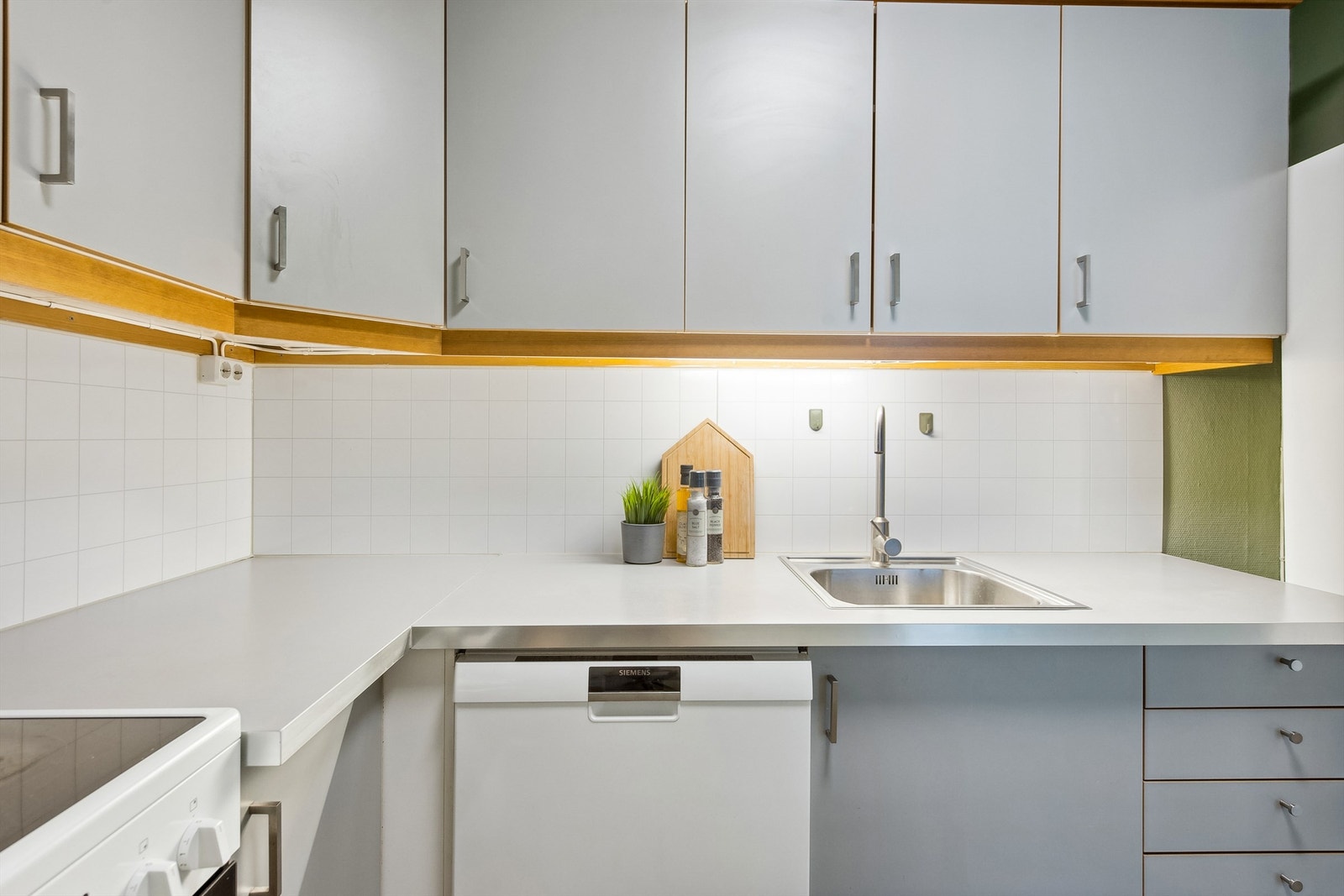 Kjøkken med god benkeplass, kitchen-board mellom over- og underskap. Galleribilde
