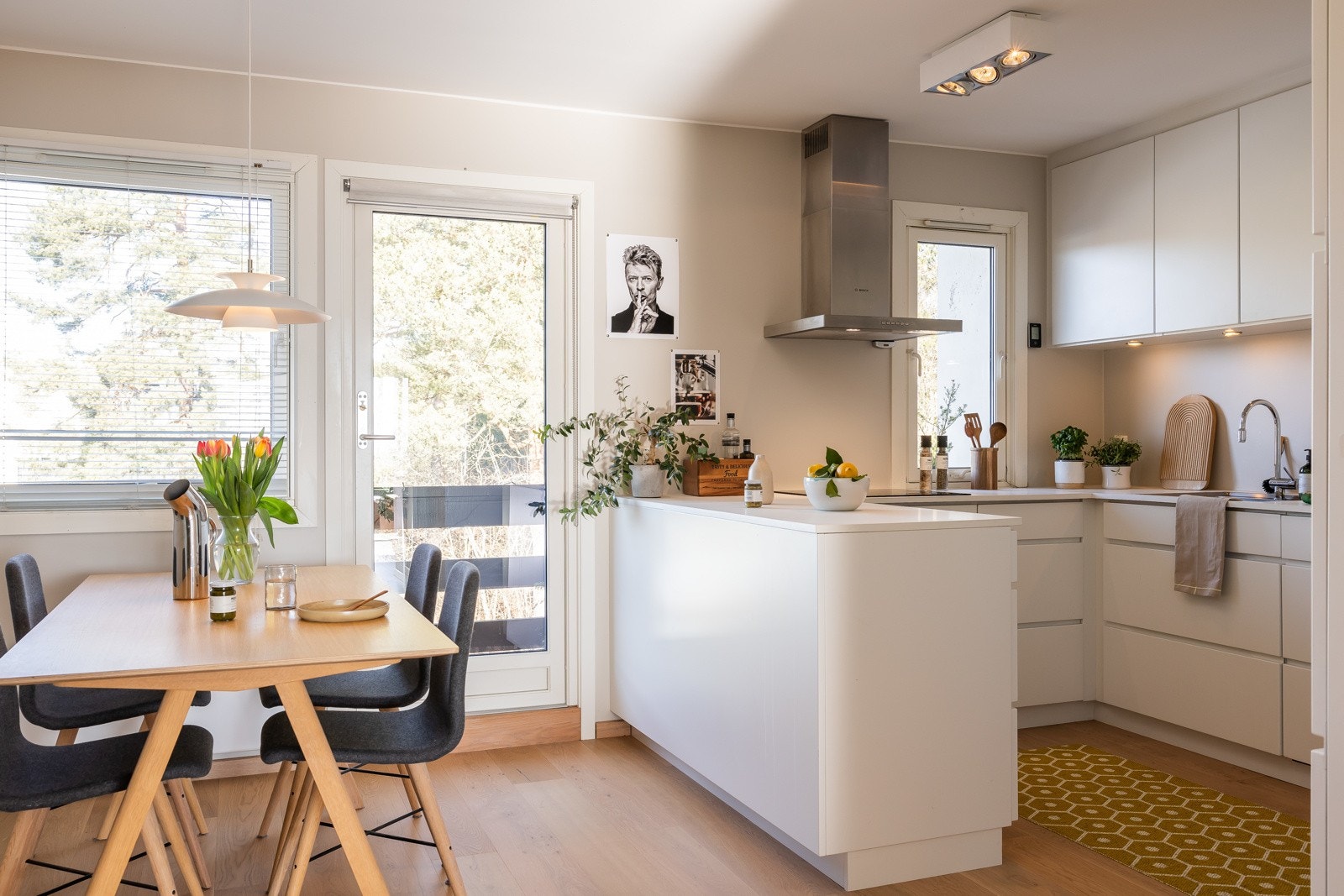 Moderne kjøkkeninnredning med slette fronter fra 2016. Galleribilde