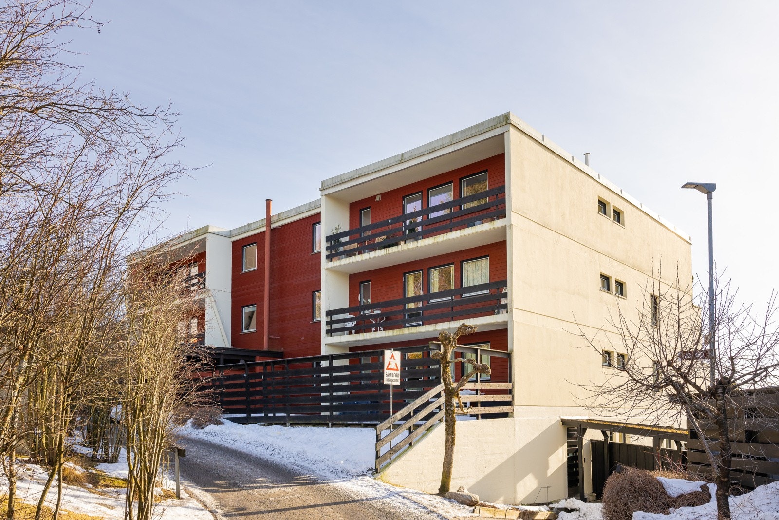 Perfekt beliggenhet for deg som ønsker å bo sentralt med kort vei til skoler, barnehager og en rekke av servicetilbud. Galleribilde