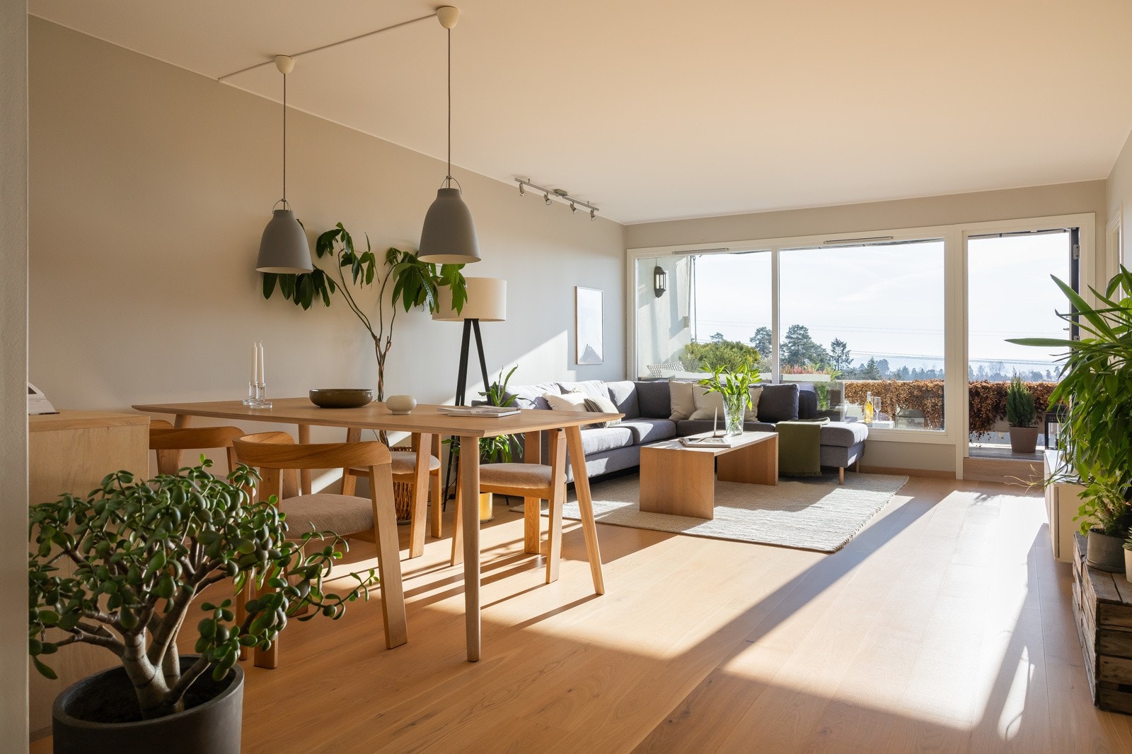 Stuen kan enkelt innredes med både stor sofa- og spiseseksjon. Galleribilde