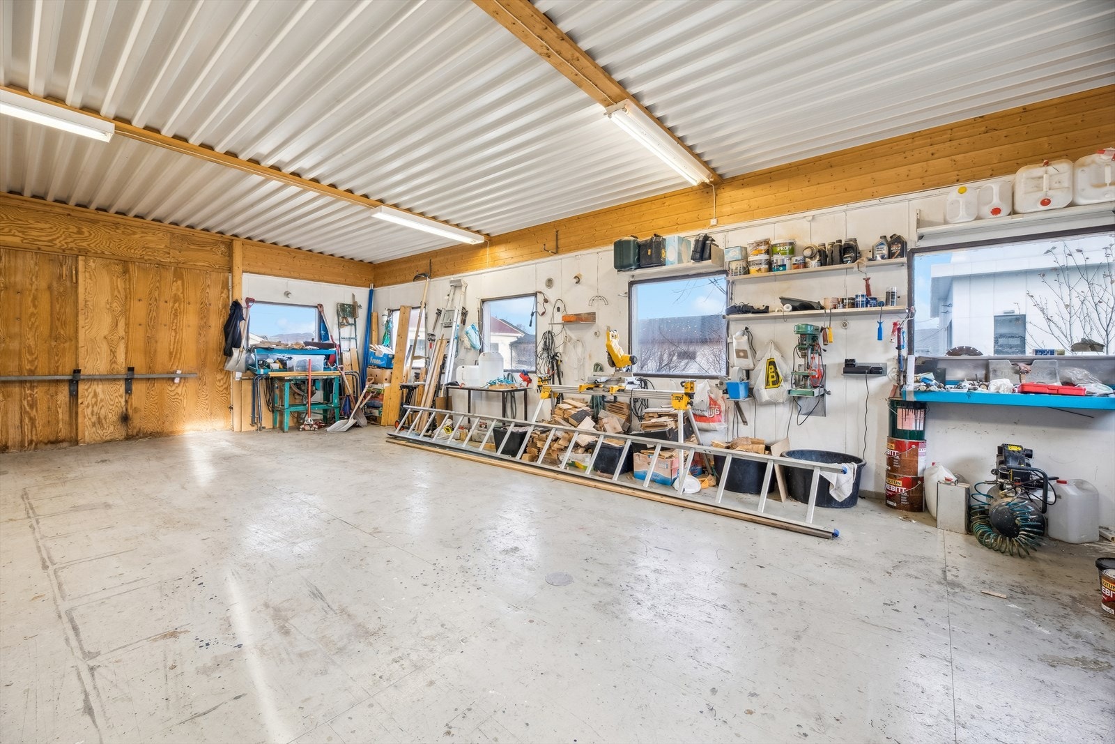 Stort lagringsrom / verksted i 1.etg, med porter. Galleribilde