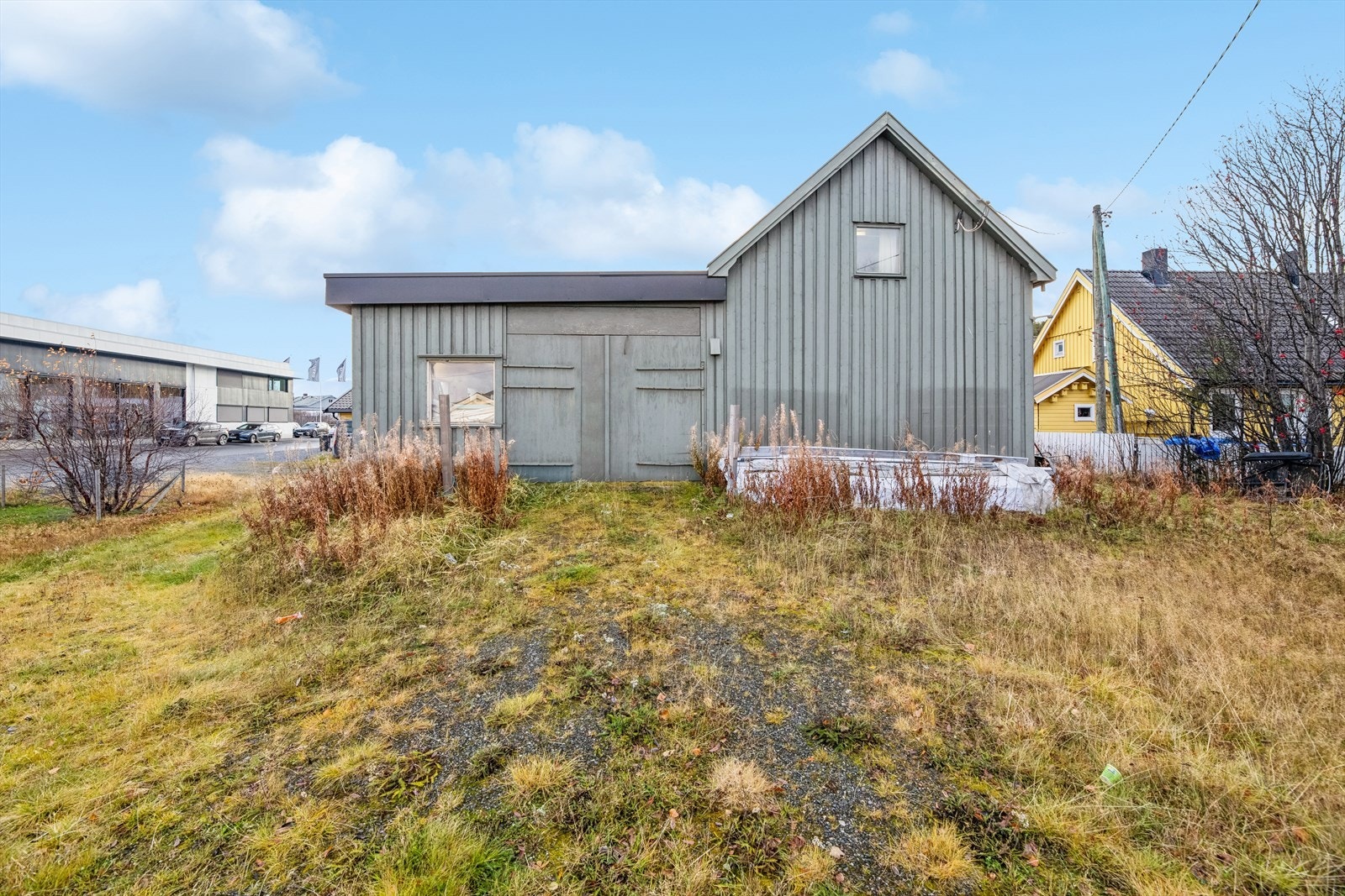 Det foreligger ikke ferdigattest eller midlertidig brukstillatelse for byggingen se "Ferdigattest/brukstillatelse" i salgsoppgaven. Galleribilde