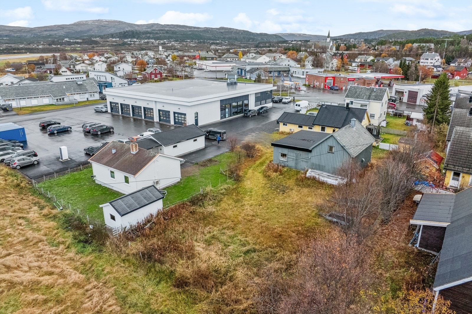 Romslig tomt med eldre verksted / lager som ansees å må rives. Galleribilde