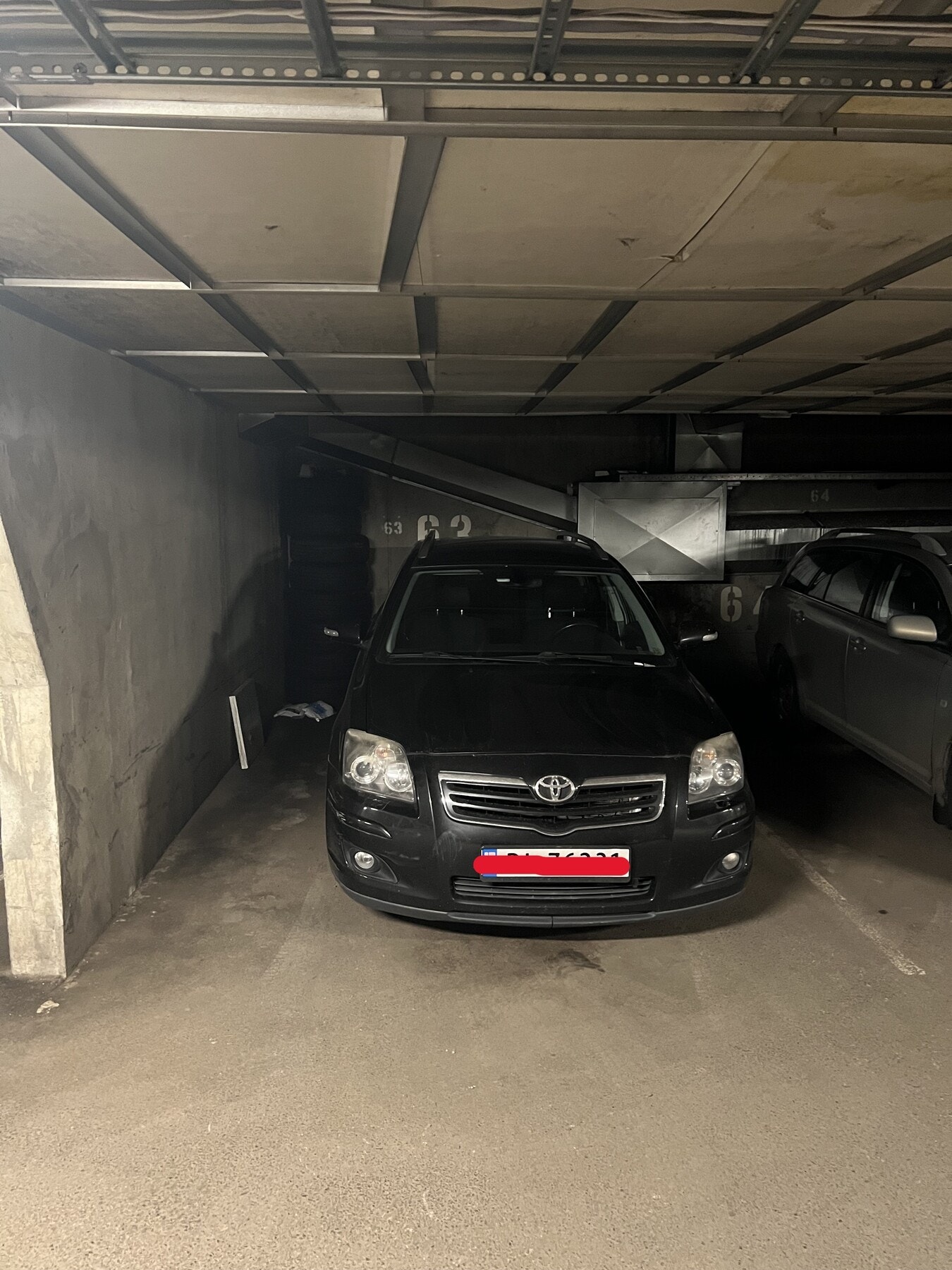 Denne leiligheten har bruksrett til garasjeplass (p-plass 63) som følger leiligheten. Galleribilde