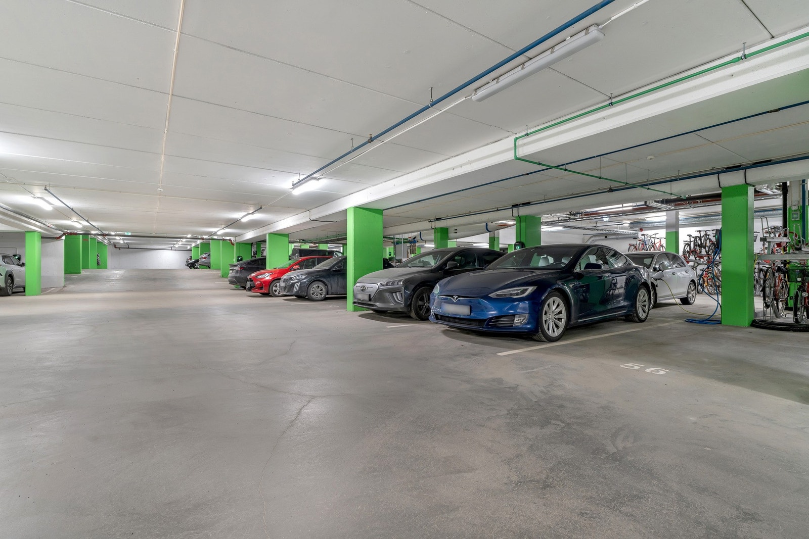 Garasjeplass med elbil-lader. Galleribilde