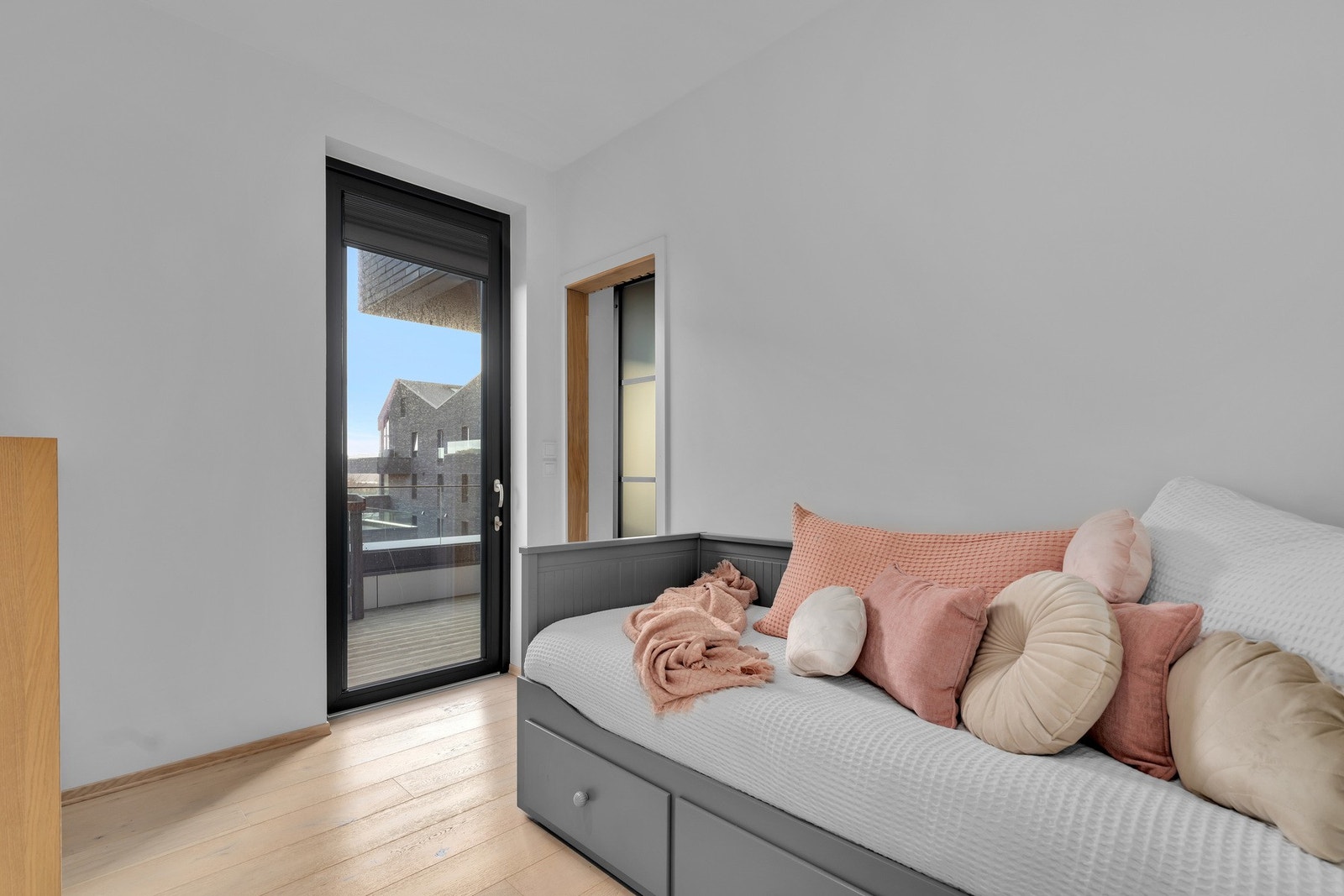 Soverom 3. Leiligheten har opprinnelig 2 soverom, men dette rommet er etablert i en del av stua. Galleribilde