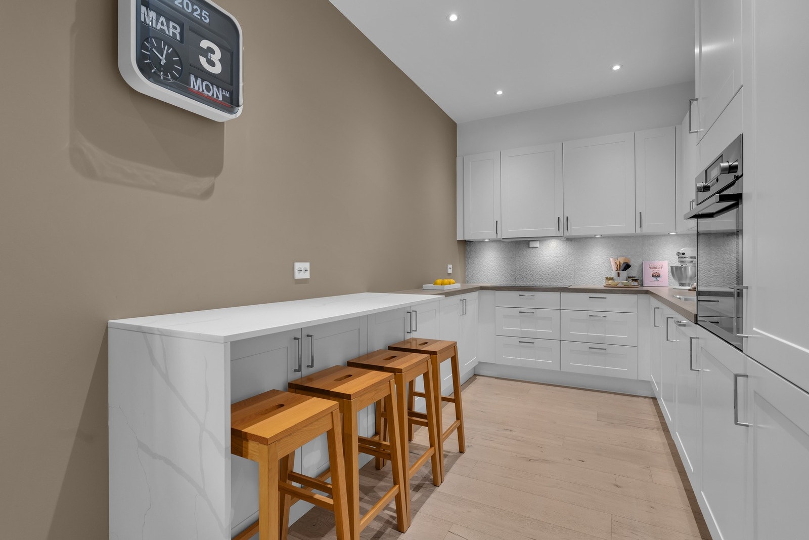 Lekkert kjøkken med god skap- og benkplass, samt en praktisk barløsning. Galleribilde