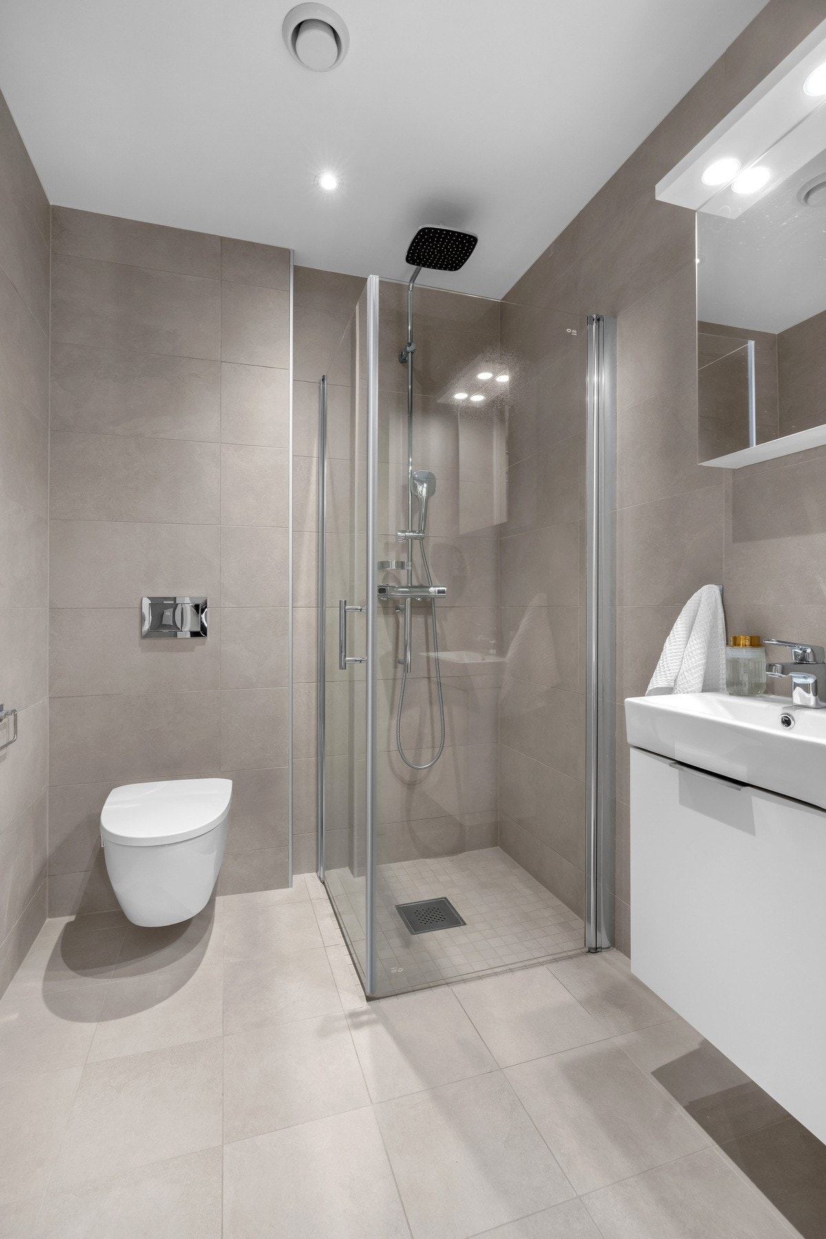 Bad i tilknytning til hovedsoverom. Galleribilde