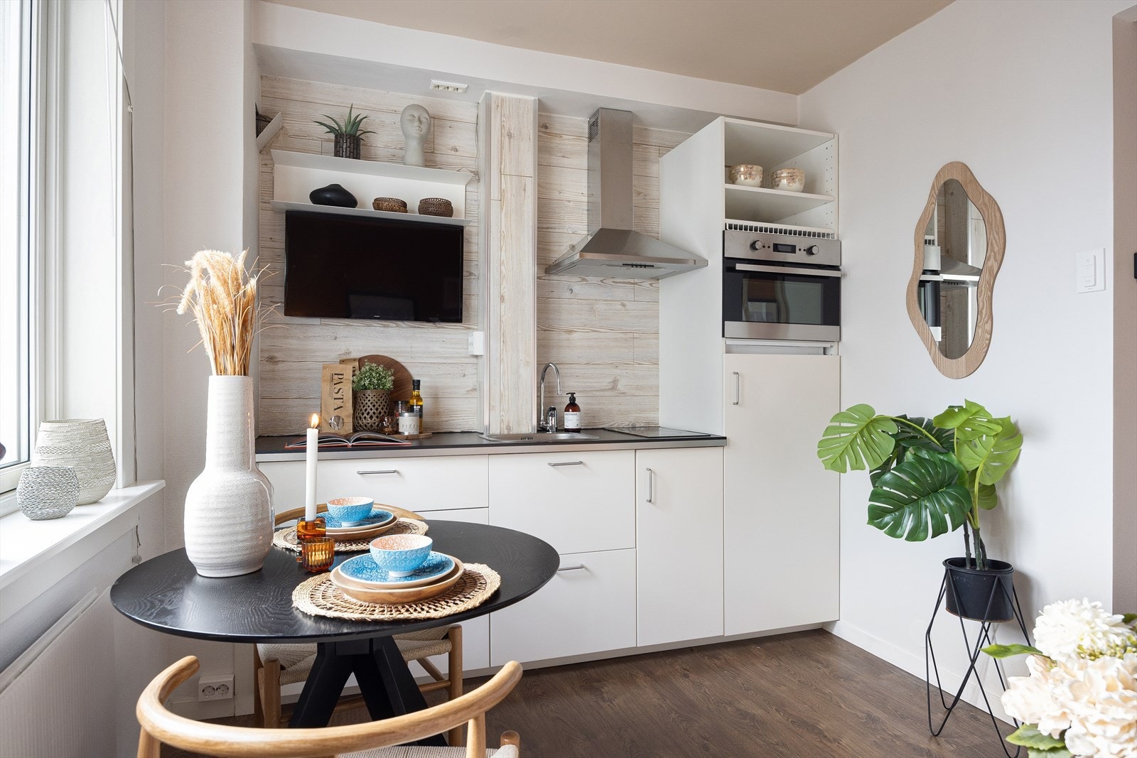 Stilrent kjøkken med glatte fronter, laminert benkeplate og kum med ettgreps blandebatteri. Galleribilde