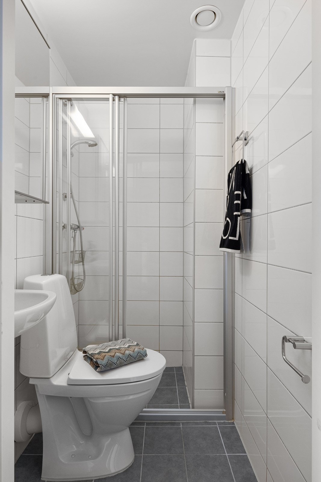 Delikat, flislagt baderom fra 2014 med varmekabler i gulvet. Galleribilde