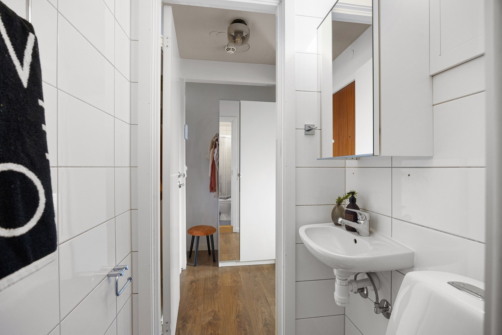 Badet består av WC, dusjplass med vegg og servant med ettgreps blandebatteri i innredning. Galleribilde