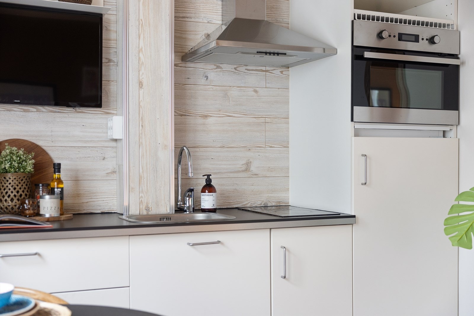 Det er rikelig med skap- og benkeplass - her blir matlaging en sann fryd! Galleribilde