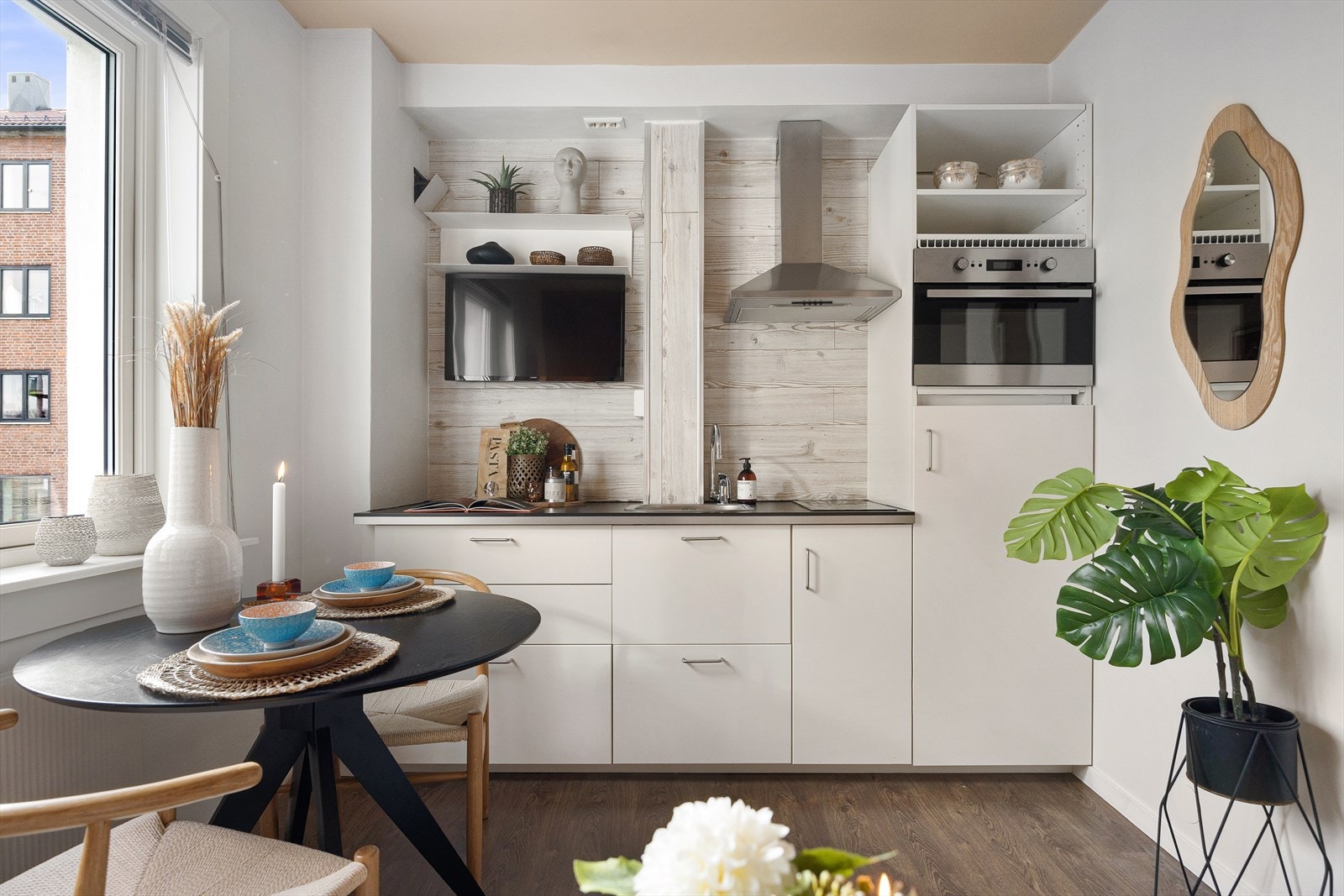 Kjøkkenet er utstyrt med integrert kokeplate og kjøleskap. Det er kullfiltervifte over stekesonen. Galleribilde