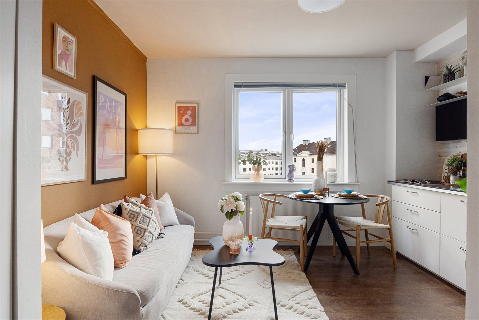 I stuen kan du også innrede med et hyggelig spisebord. Galleribilde