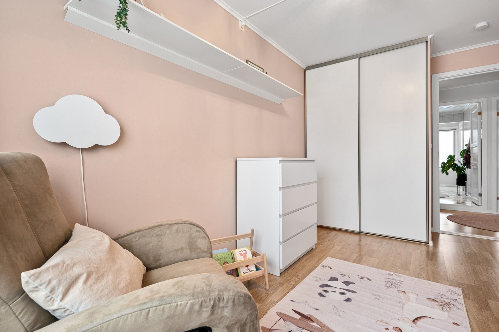 Store, fine soverom malt i tidsriktige farger. Galleribilde