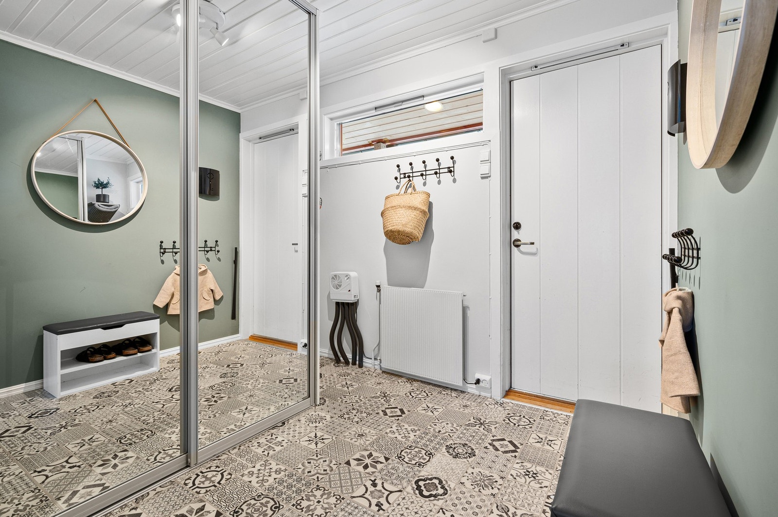 Stor skyvedørsgarderobe som medfølger handelen. Galleribilde