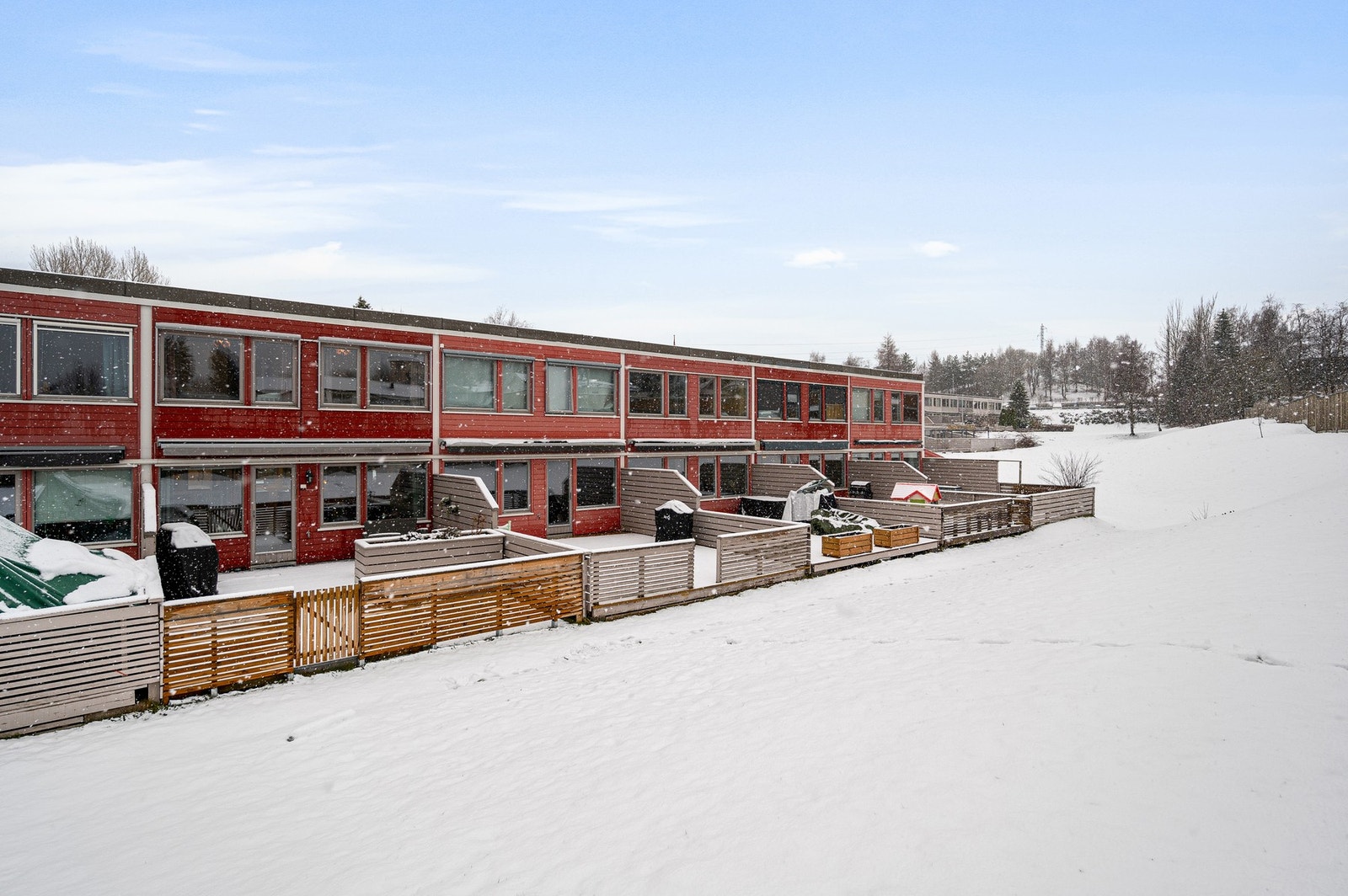 Usjenert beliggenhet med store grøntarealer foran. Galleribilde