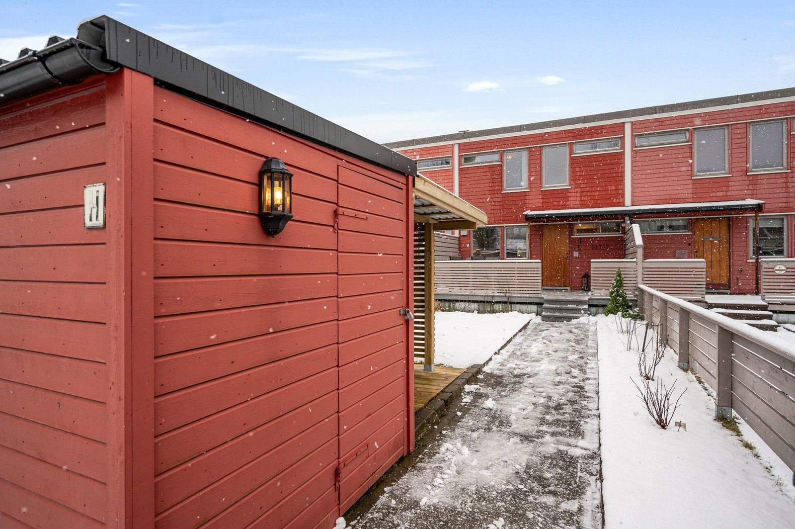 Romslig utvendig bod med gode lagringsmuligheter. Galleribilde