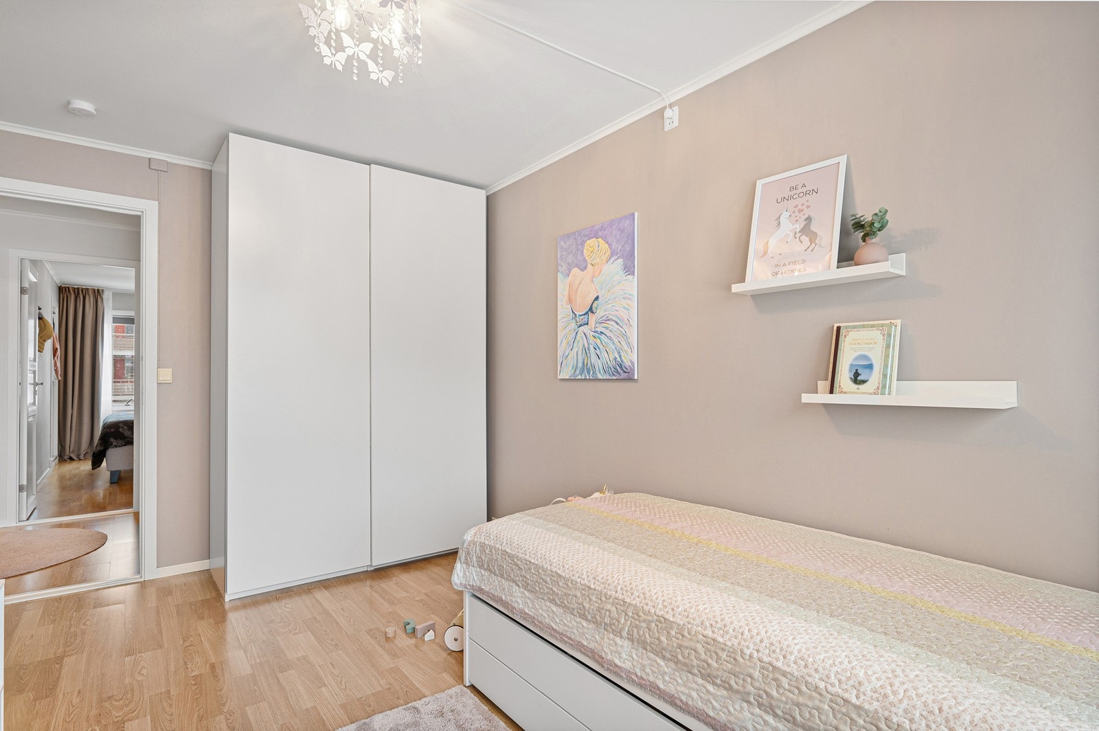 God plass til seng samt tilhørende garderobeskap. Galleribilde