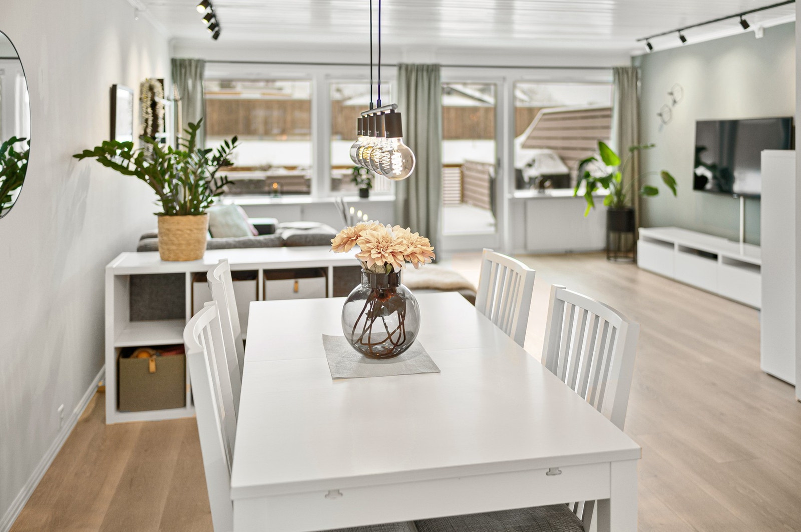 Spisebordet finner sin naturlige plassering mellom stue og kjøkken. Galleribilde