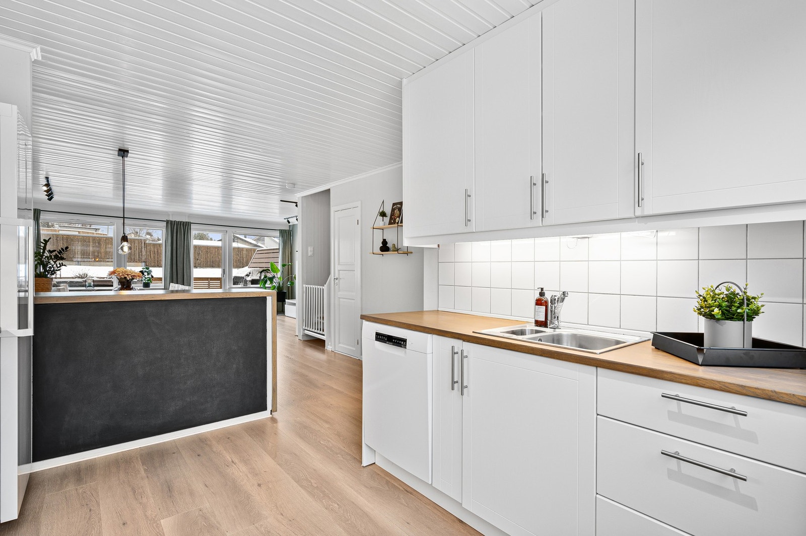 Praktisk kjøkkenøy som gir mer skap- og benkeplass. Galleribilde