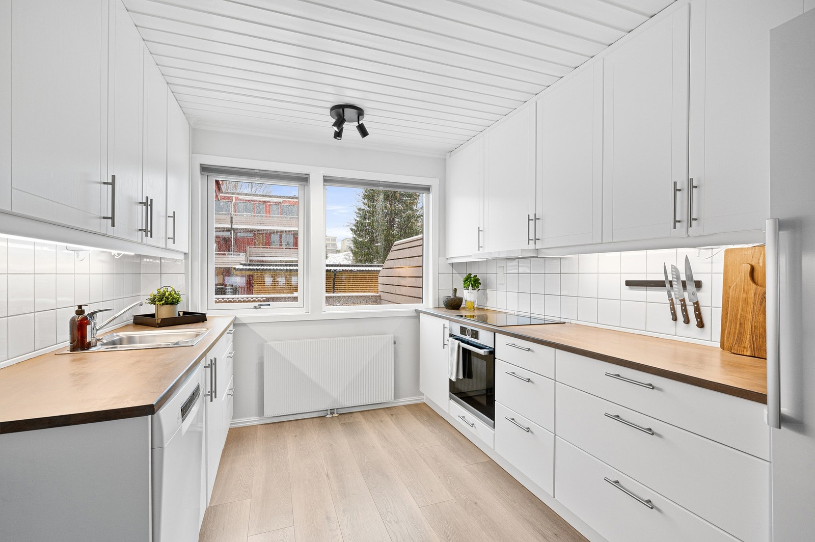 Kjøkkeninnredningen er fornyet i 2018, og induksjonstoppen er skiftet ut i 2025. Galleribilde