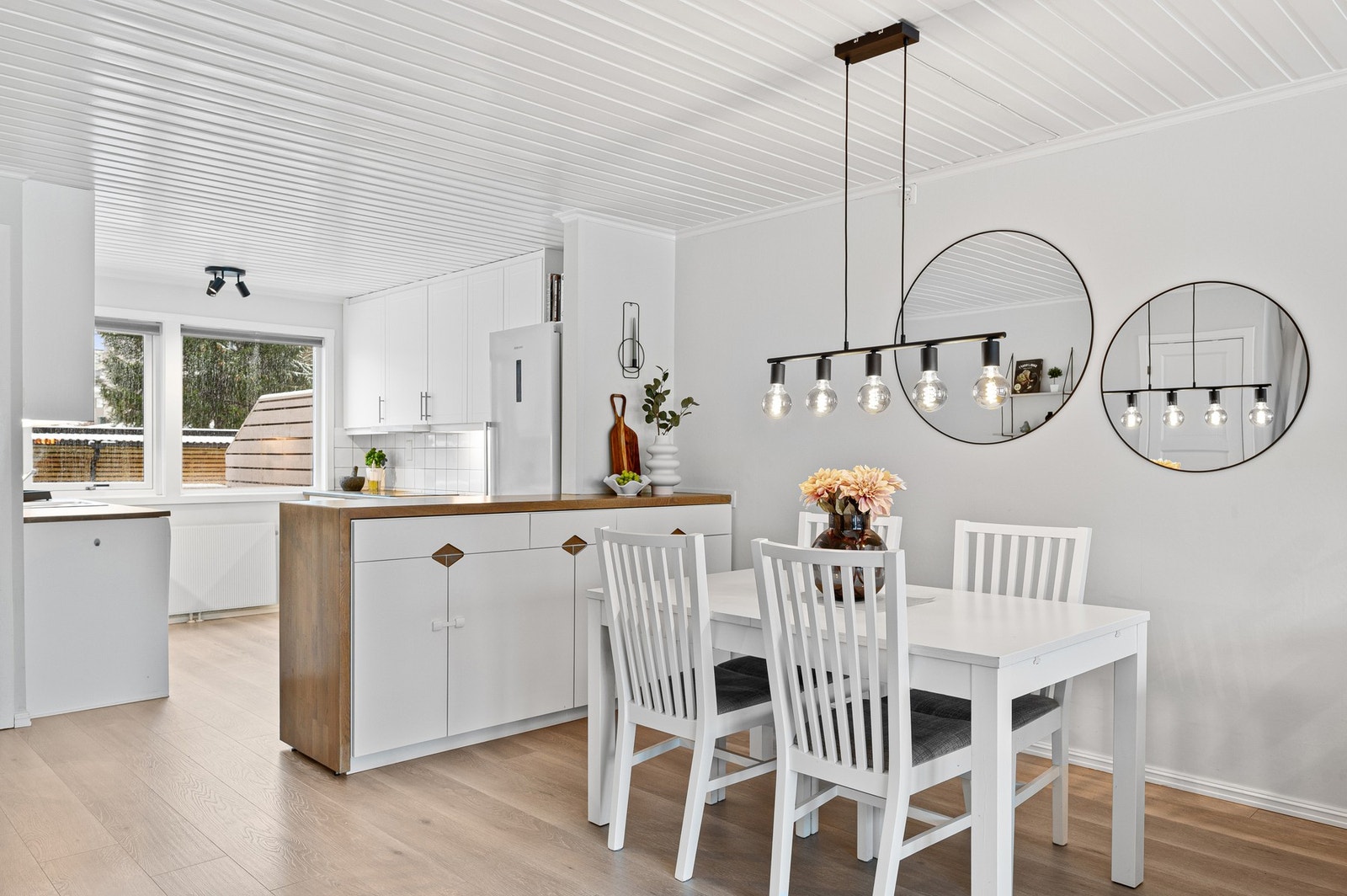 Spisebordet finner sin naturlige plassering mellom stue og kjøkken. Galleribilde