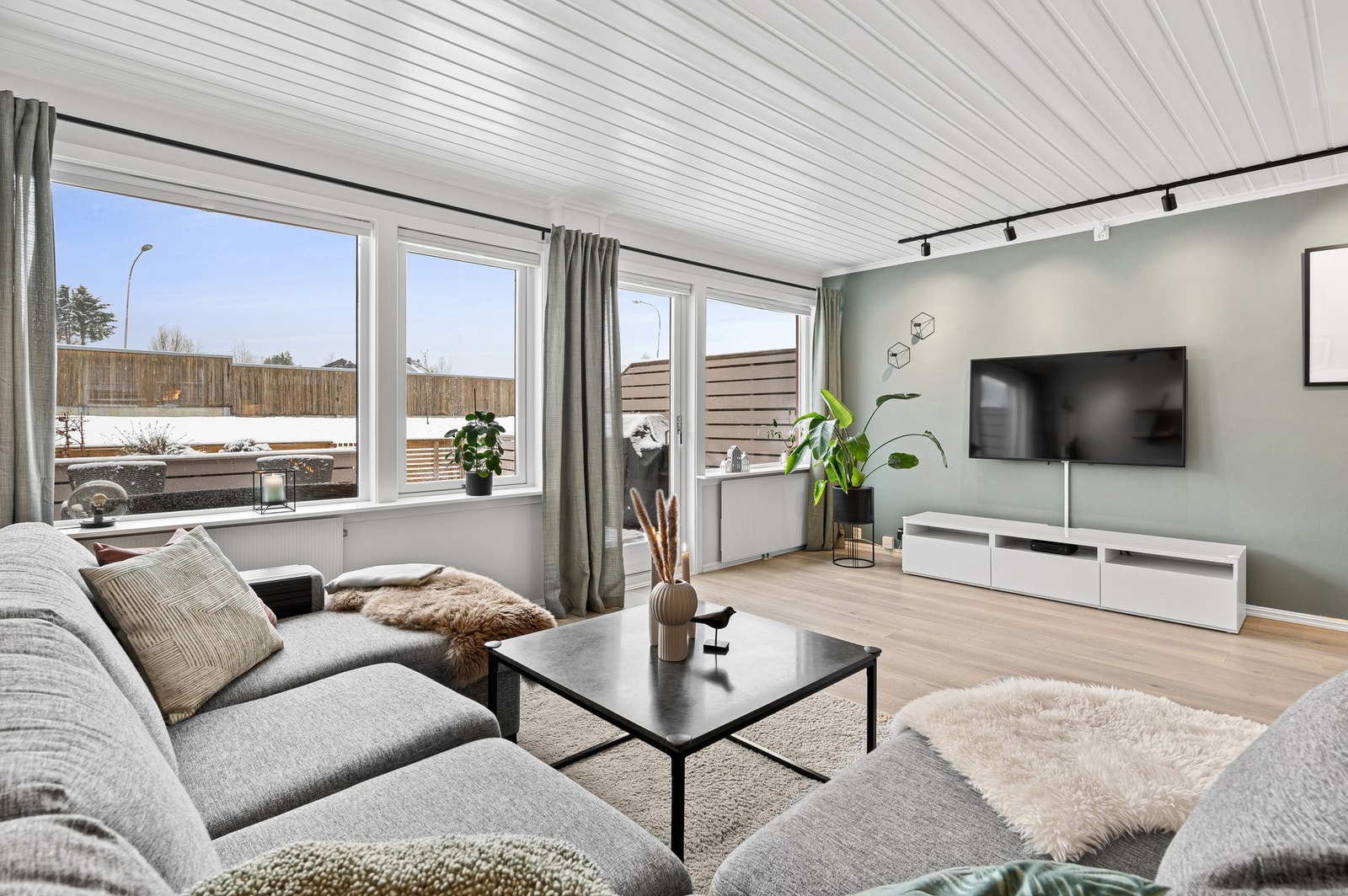 Den store stuen er på ca. 34 kvm og har god plass til diverse møblement. Galleribilde