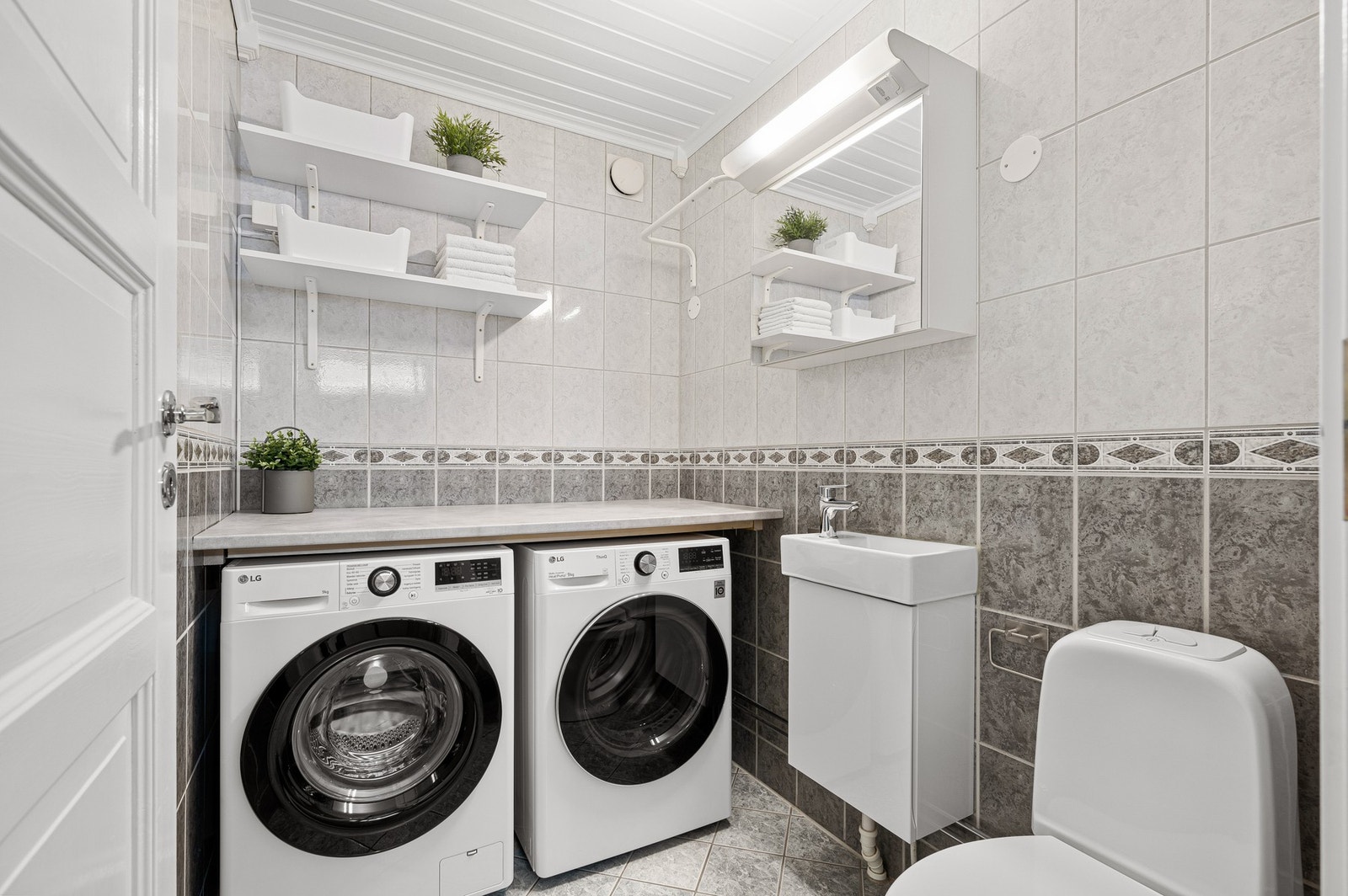 Praktisk vaskerom i 1.etasje. Rommet er utstyrt med sluk og kan gjøres om til bad ved behov. Galleribilde