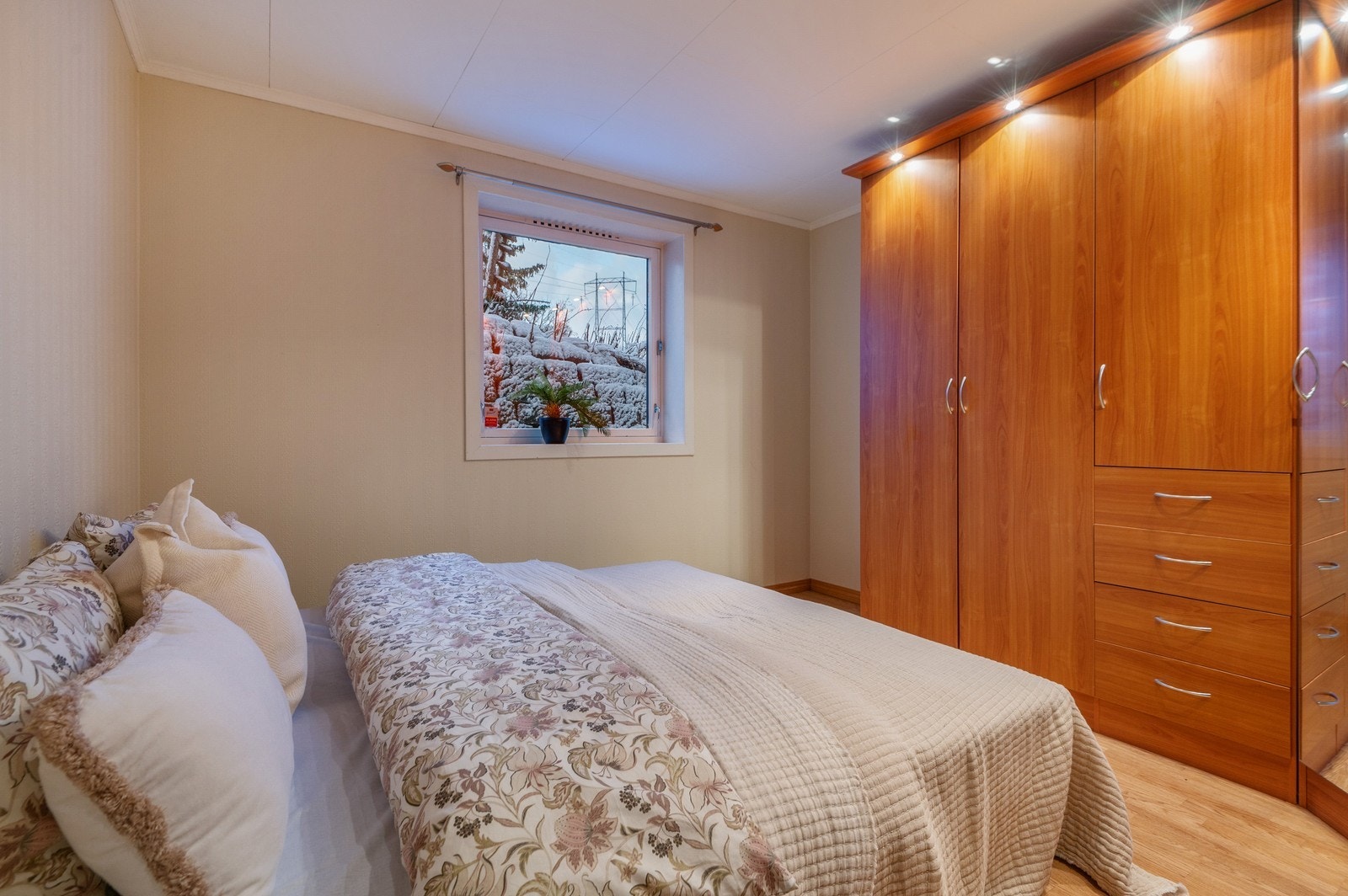 Soverommet er av god størrelse - garderobeskap medfølger Galleribilde