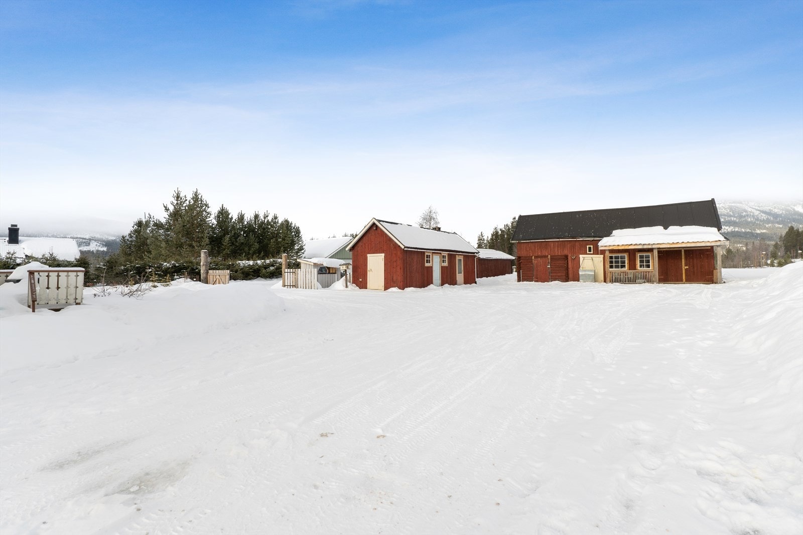 På eiendommen står det flere bygg i tillegg til eneboligen, bla. et tidligere fjøs og flere uthus/lagerbygg. Galleribilde