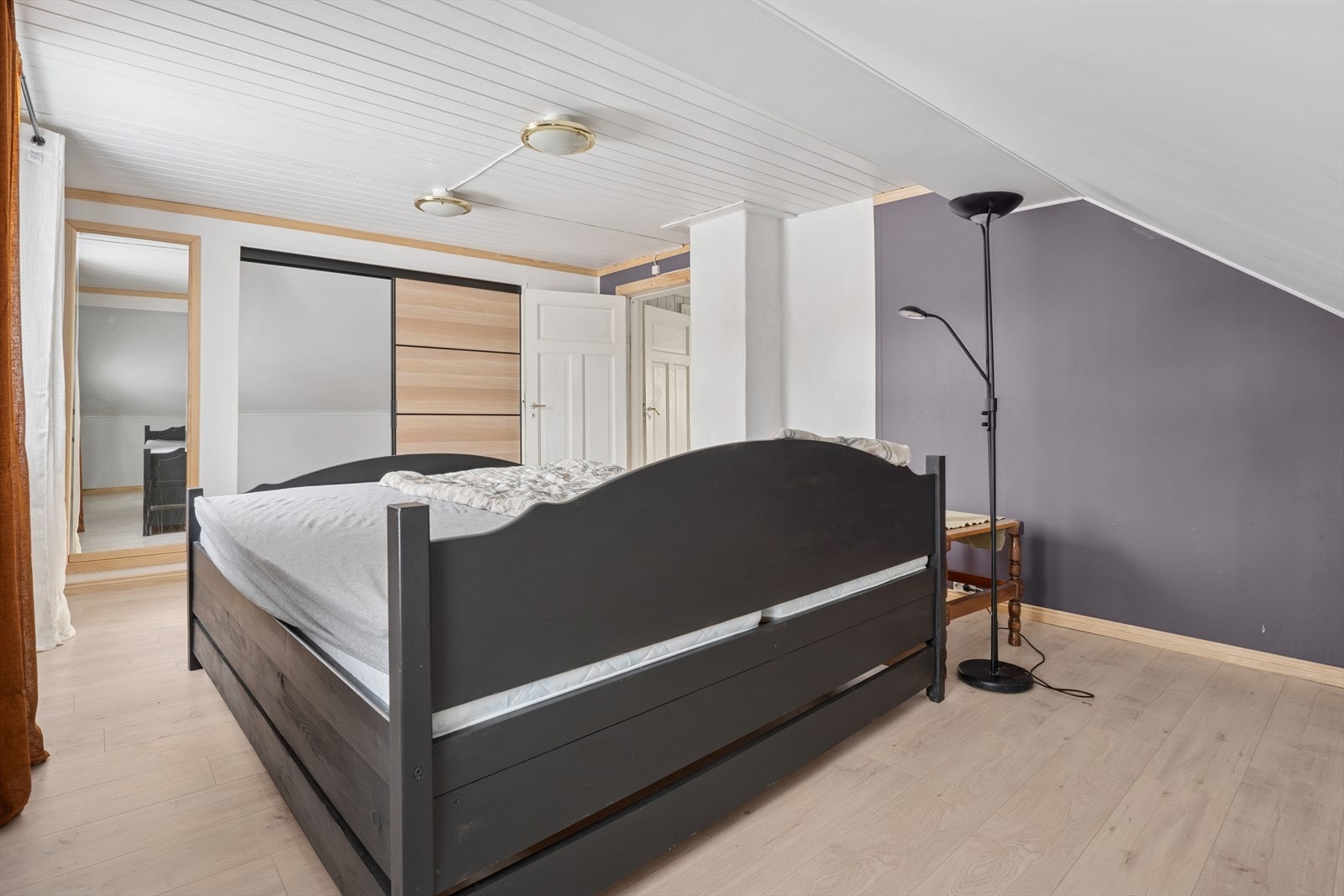 Det er også etablert skyvedørsgarderobe med walk-in muligheter på hovedsoverommet. Galleribilde