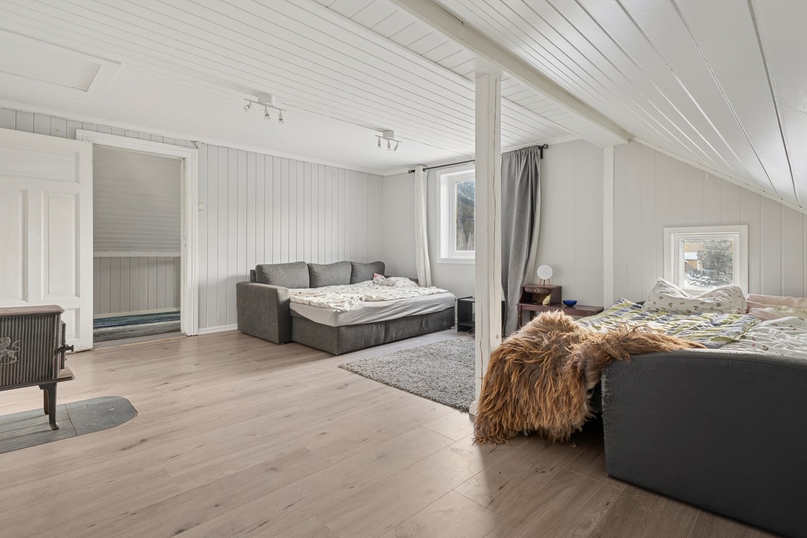 Rommet er romslig og har delvis skrånende himling Galleribilde